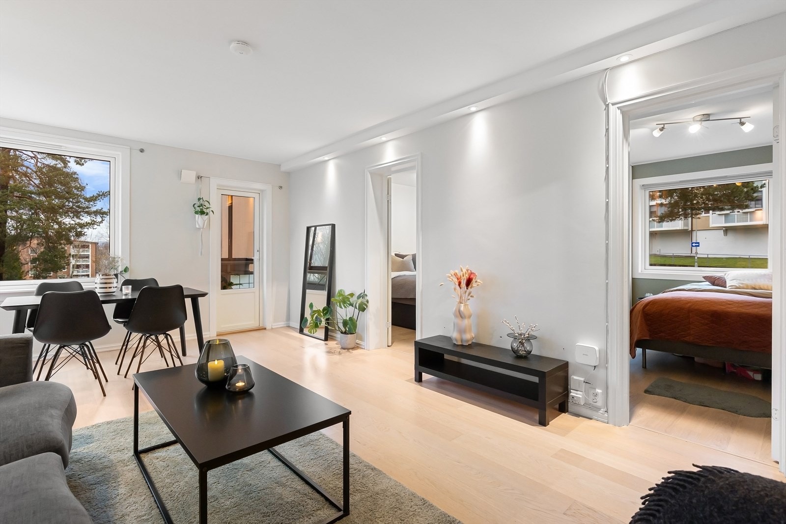 Leiligheten fremstår tidsriktig med delikate fargevalg og parkett på de fleste gulv. Innvendig overflater er malt. Galleribilde