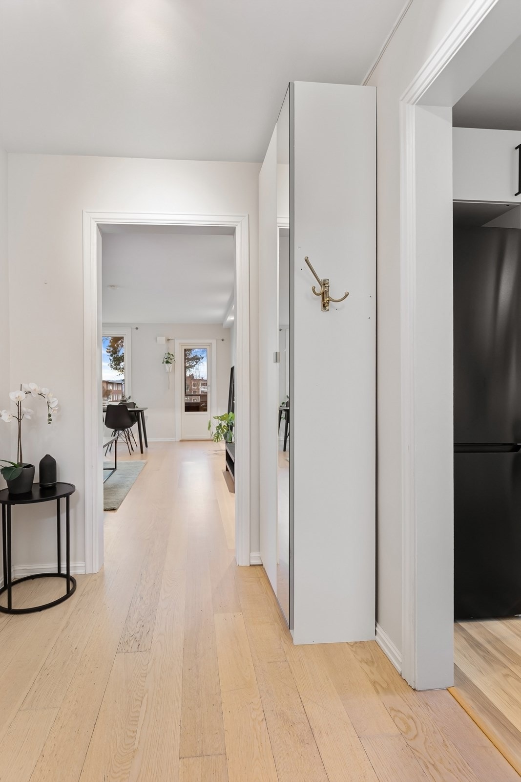 Garderobe for oppheng av yttertøy og sko i tilknytning til entré. Galleribilde