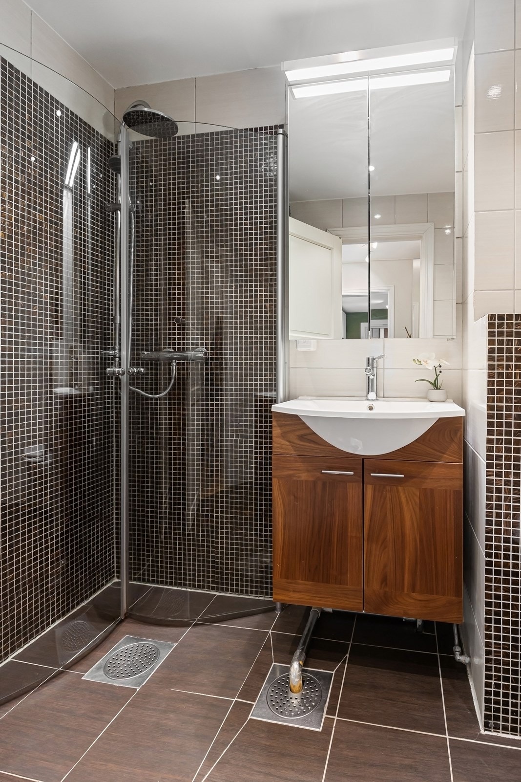 Dusjnisje med regnfallsdusj. Galleribilde