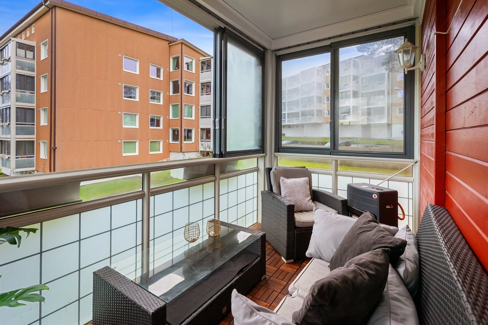 Lun og skjermet uteplass som kan brukes hele året. Galleribilde