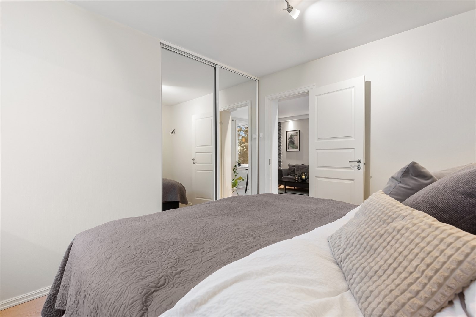 Skyvedørsgarderobe med speilfronter. Galleribilde