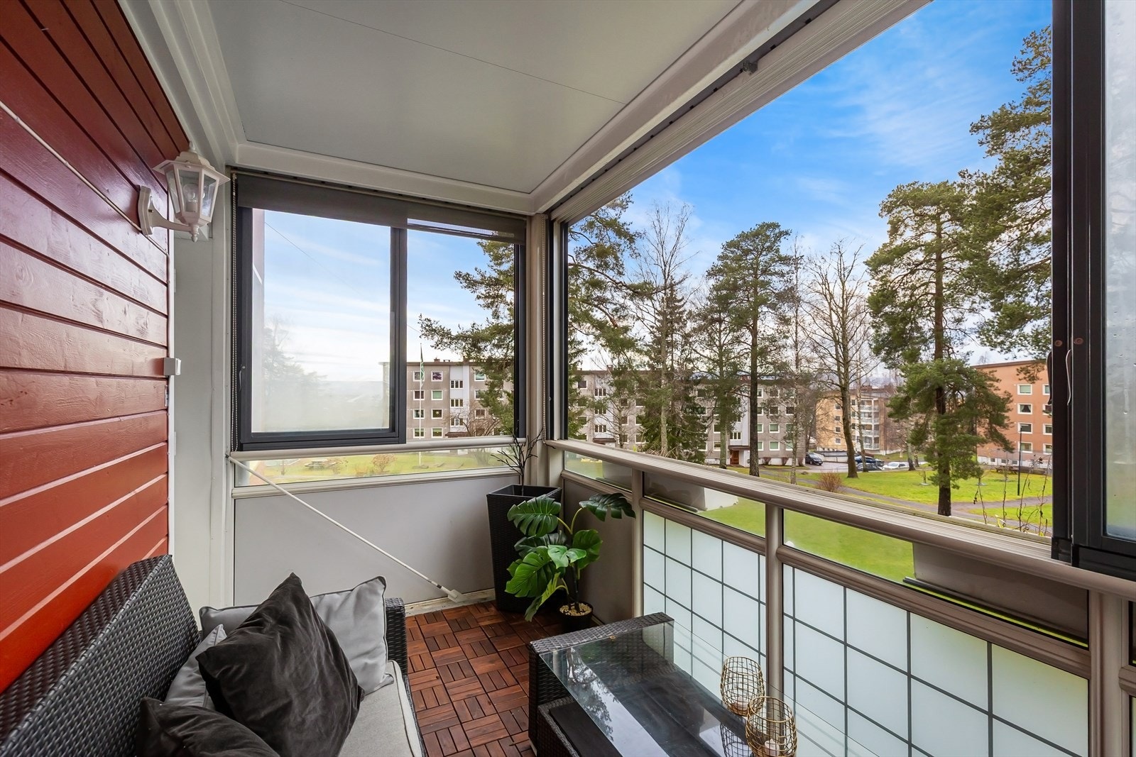 En lys og innbydende 3-roms i høy 1. etasje med innglasset balkong på 9 kvm. Galleribilde