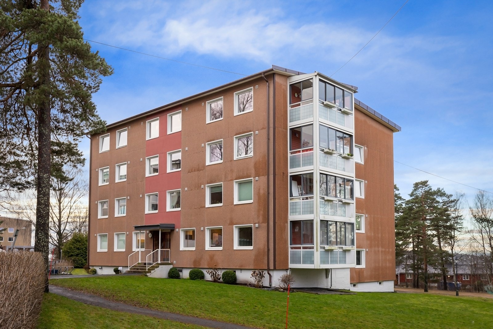 Leiligheten har en meget sentral beliggenhet i et barnevennlig boligområde på Godlia/Oppsal. Galleribilde