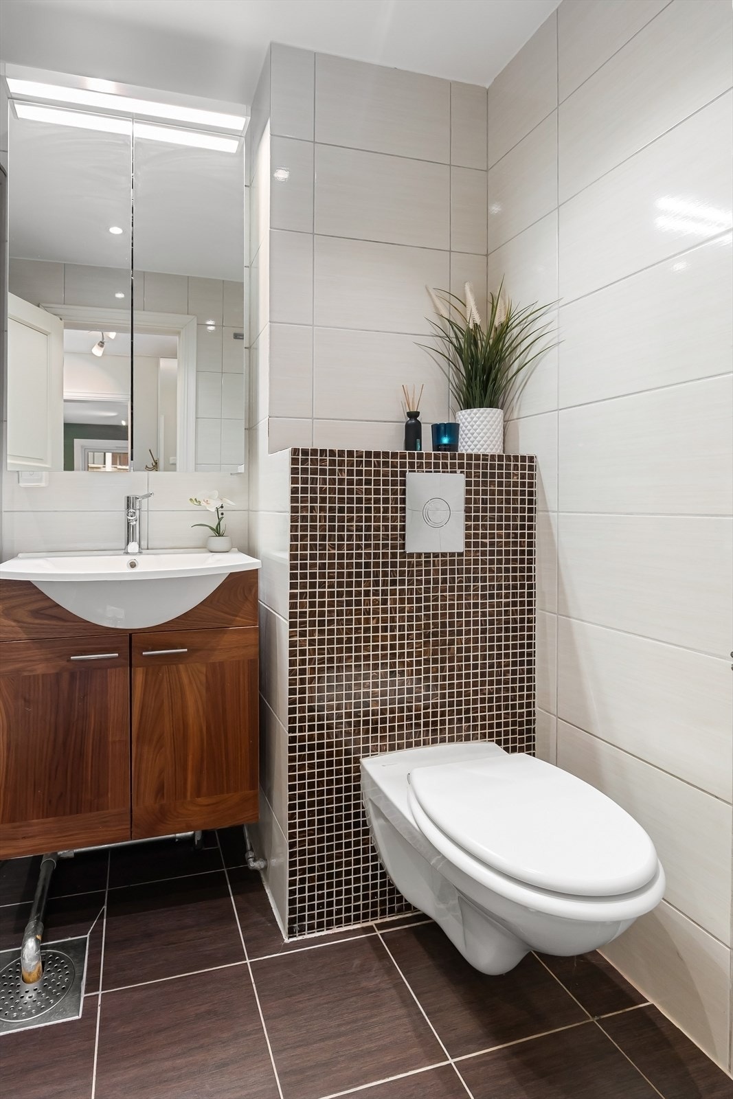 Badet har flislagte overflater og varmekabler i gulv. Galleribilde