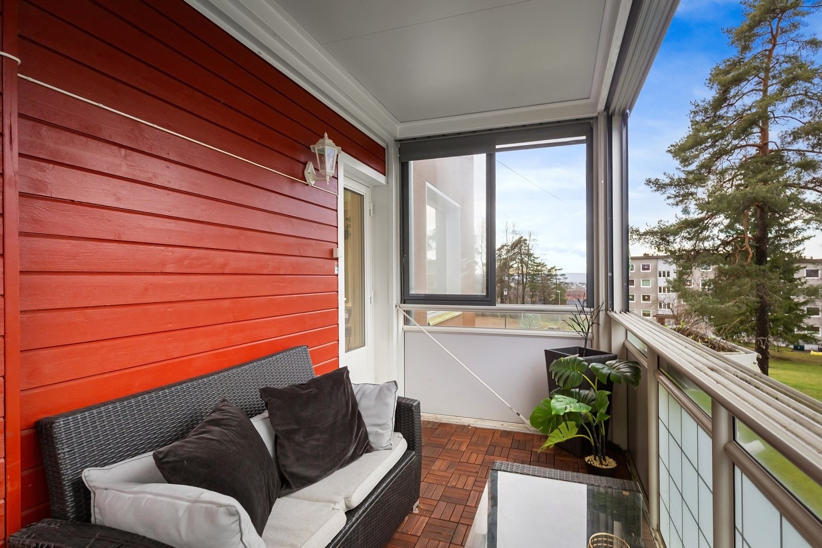 De store vindusflatene kan skyves til siden, så her kan lange sommerdagene nytes. Galleribilde