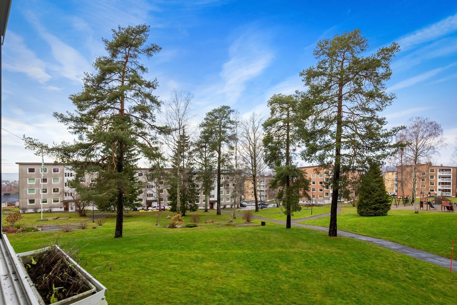 På tomten finner du store grøntområder, gangveier og lekeplass. Galleribilde