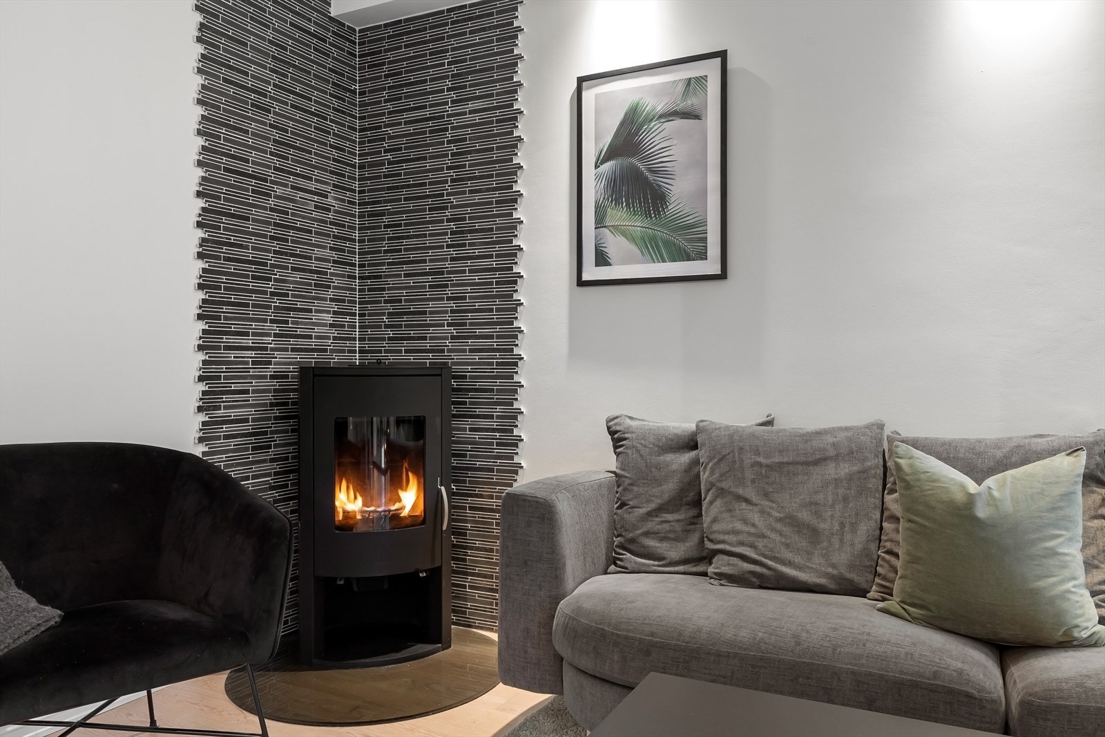 Moderne peisovn med glassdør på ildfast plate i stuen. Galleribilde