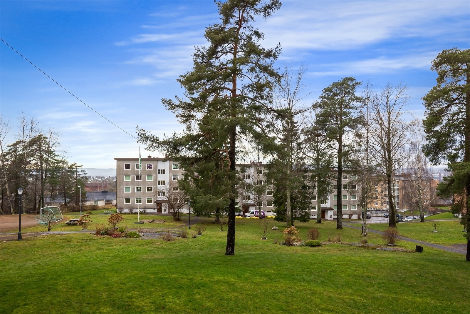 Fellesarealene og tomten er skrånende mot vest og er opparbeidet med trær, beplantning og plener. Galleribilde