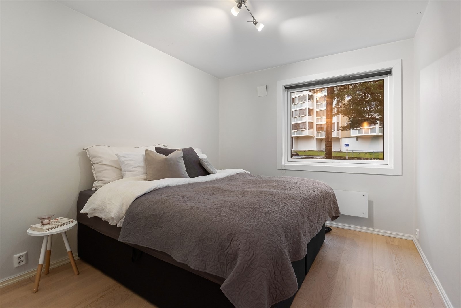 Lyst og romslig hovedsoverom med god plass til dobbeltseng, nattbord og garderobe. Galleribilde