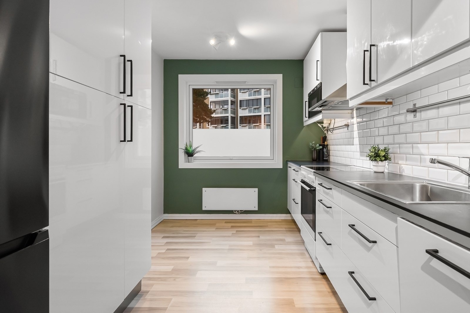 Kjøkkenet har kjøkkeninnredning med glatte fronter og benkeplate i laminat. Galleribilde