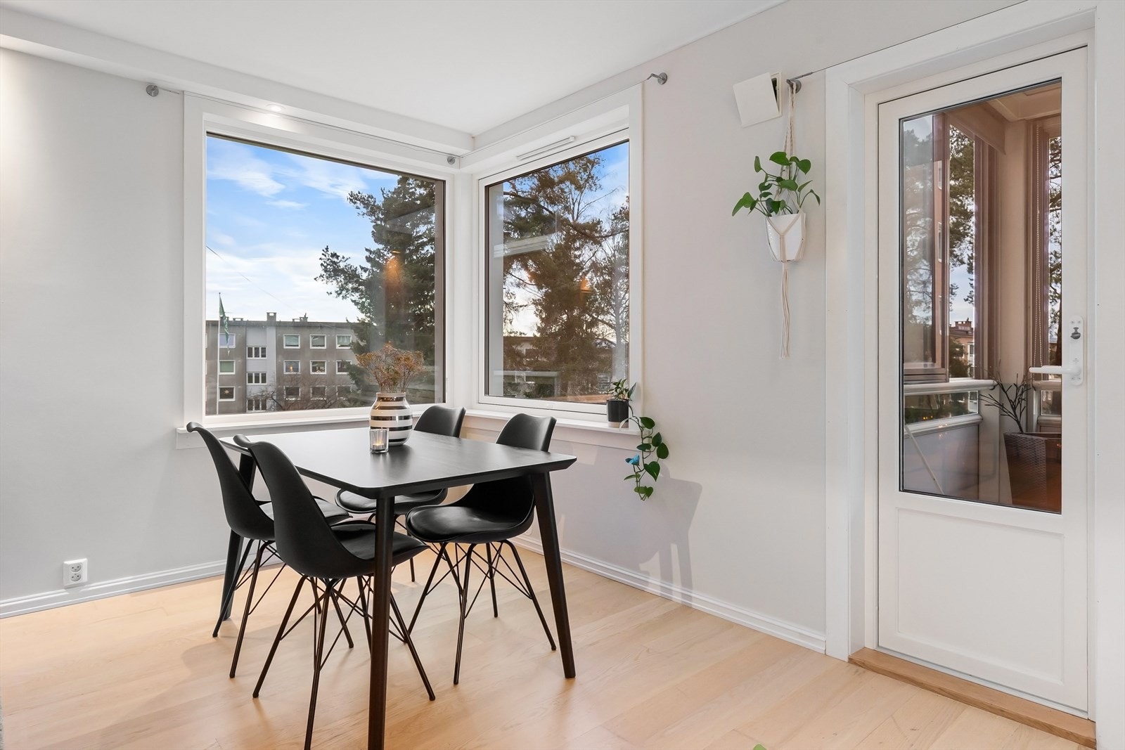 Hjørneleilighet med godt lysinslipp fra flere himmelretninger. Galleribilde