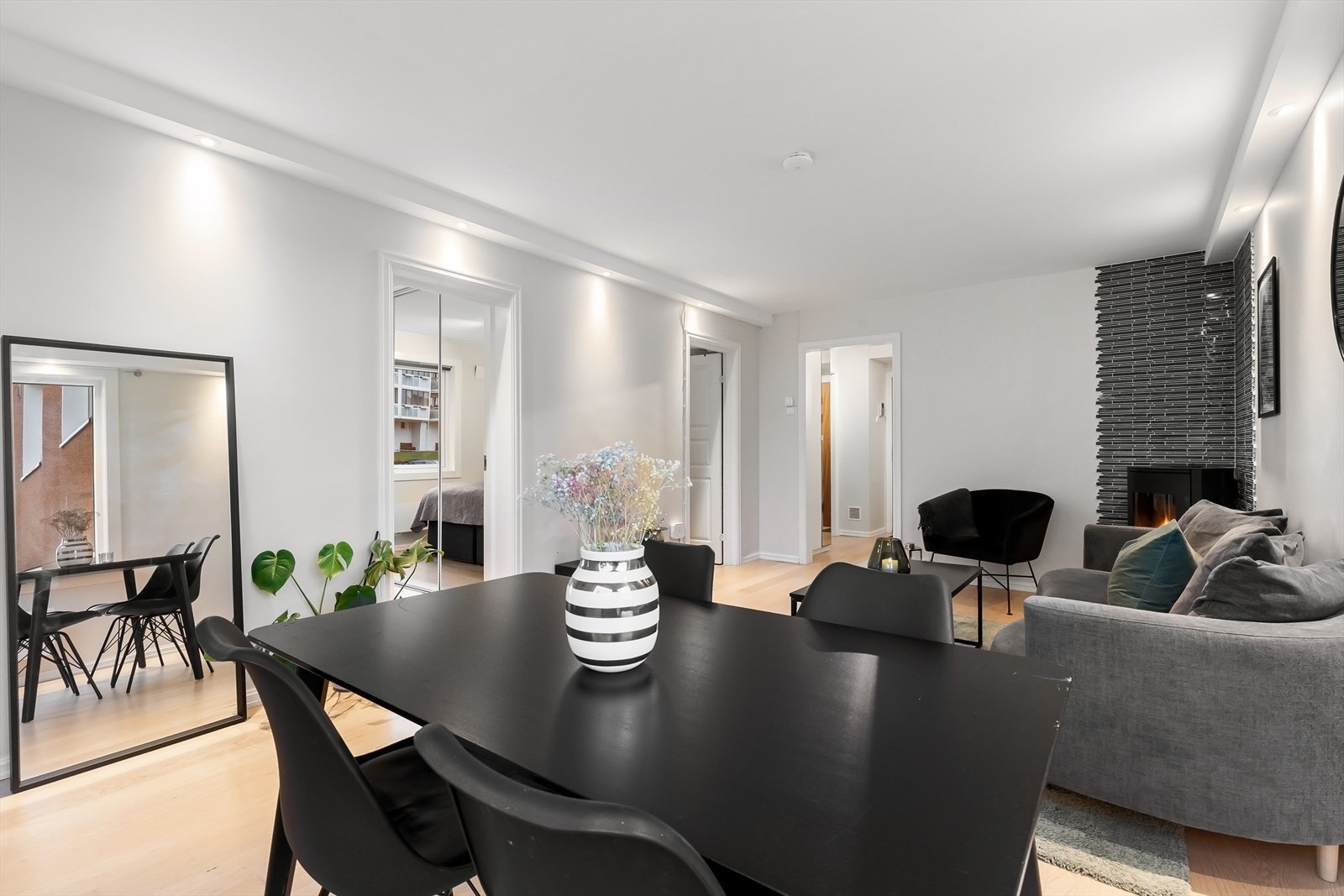 I stuen er det god plass til både sofagruppe og spisebord. Galleribilde