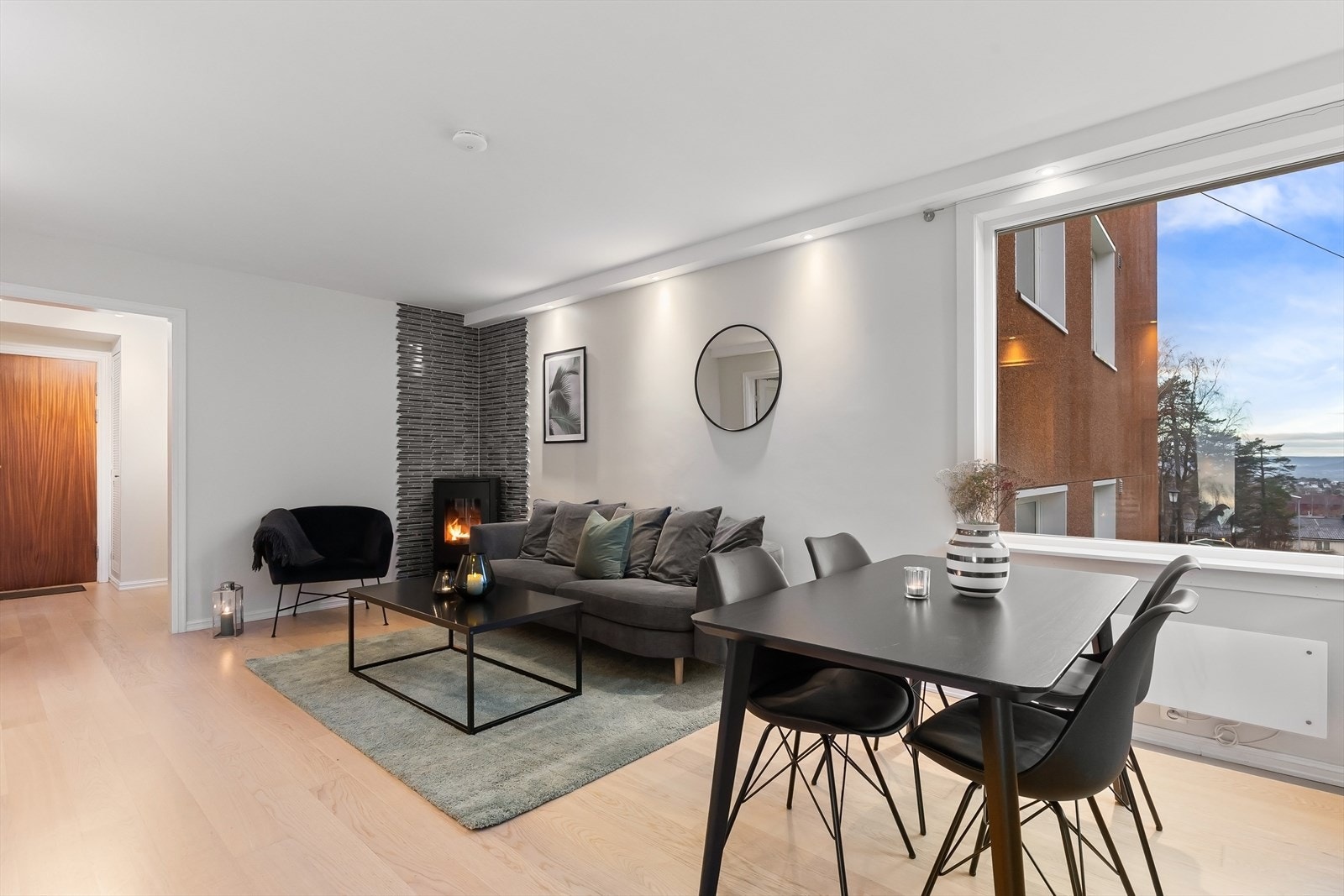 Leiligheten har en lys og romslig stue med plass til flere soner. Flott utsyn fra stuen! Galleribilde