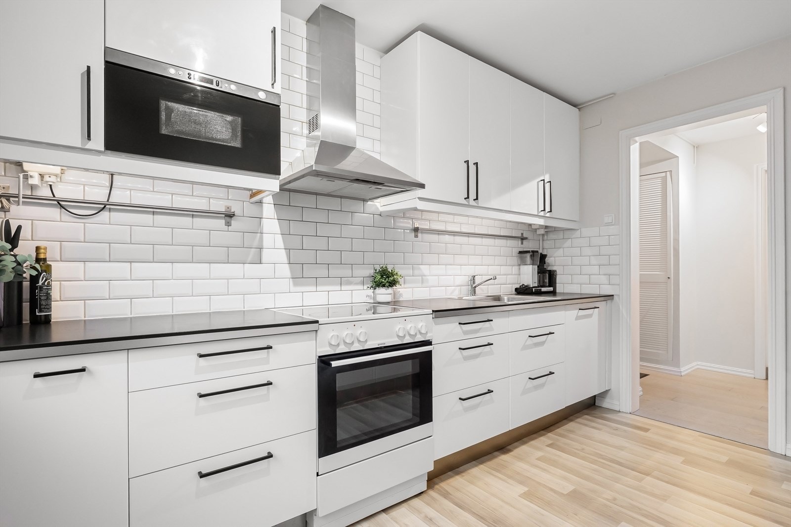 Kjøkkenet har godt med benk- og skapplass. Galleribilde