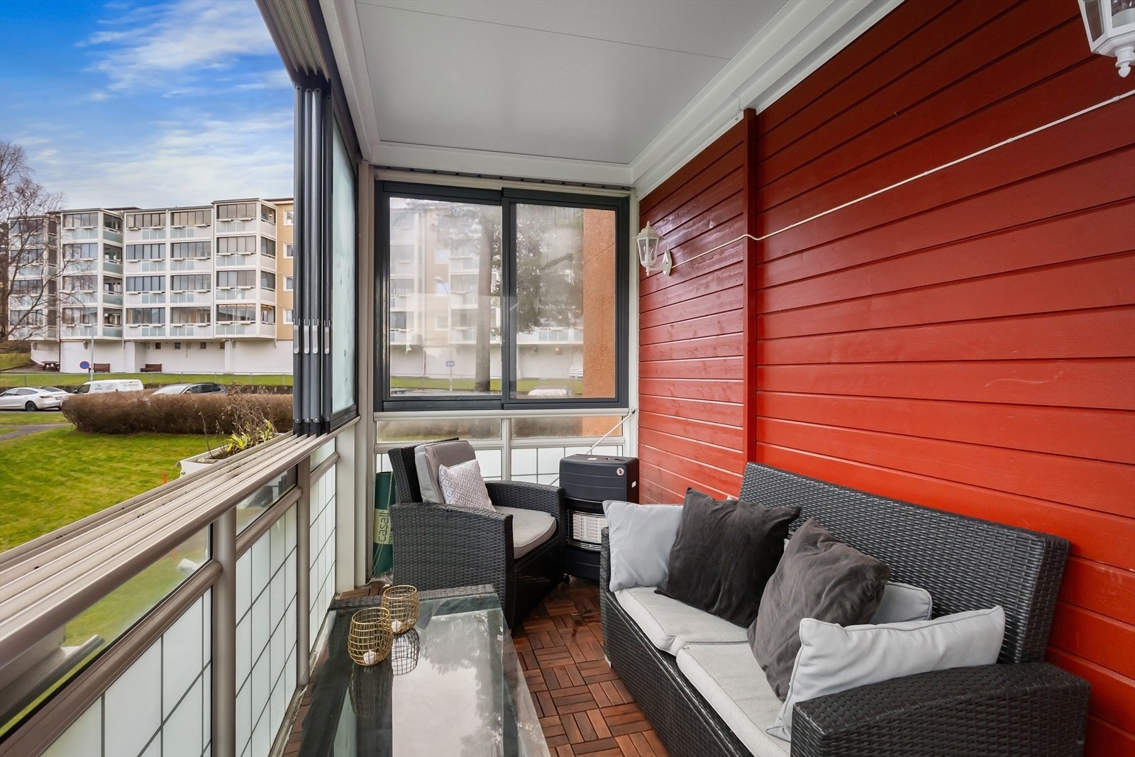 Fra stuen er det utgang til innglasset balkong med god plass til sittegruppe. Galleribilde