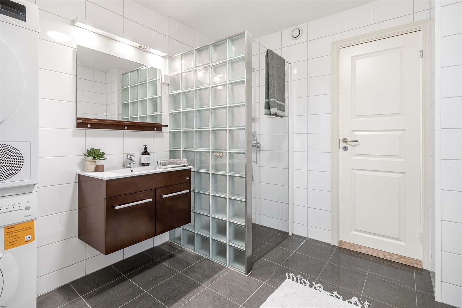 Badet er romslig og utstyrt med toalett, servant i møbel, dusjhjørne. Galleribilde