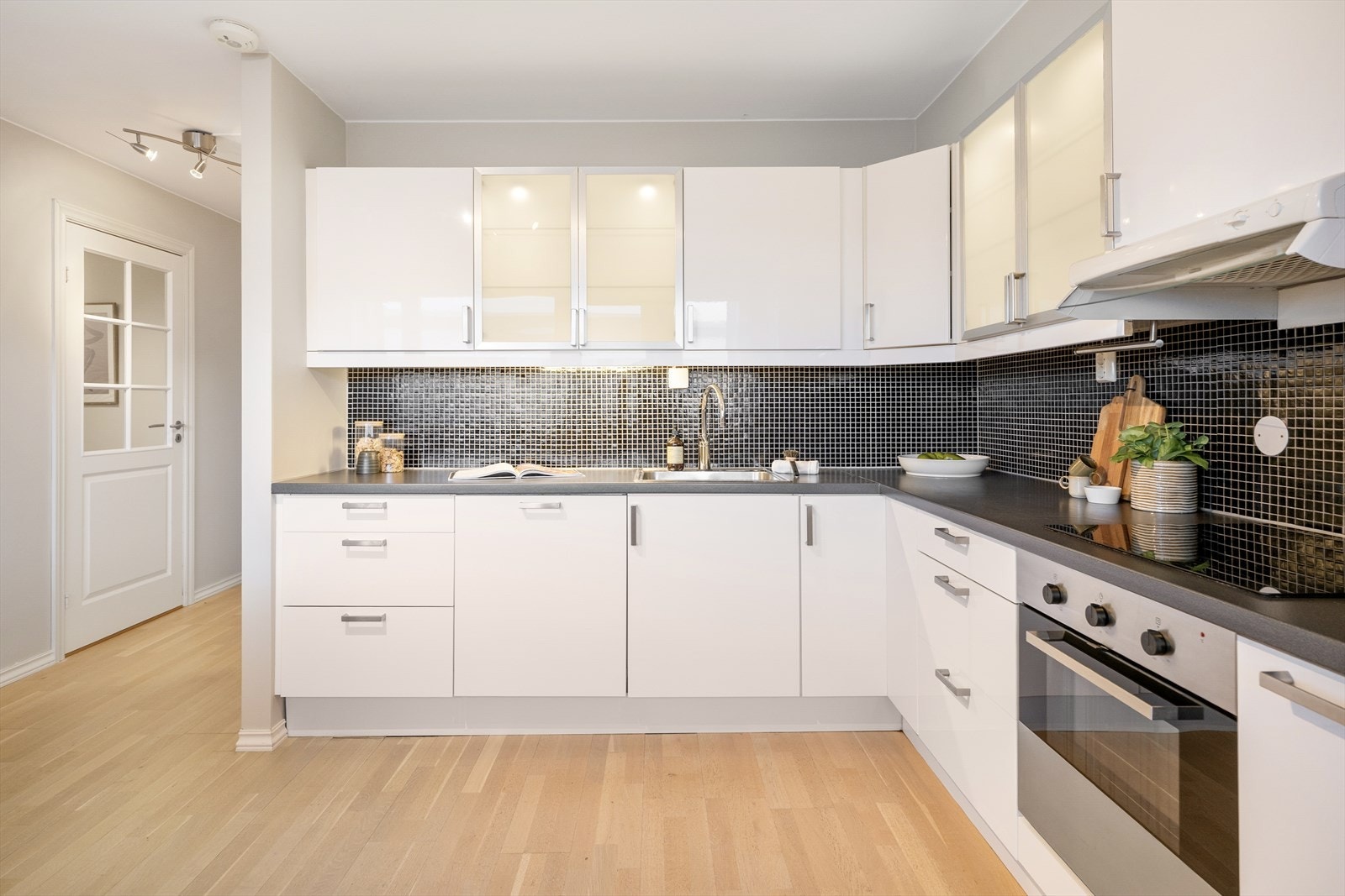 Tidløst kjøkken fra 2012. Pent og funksjonelt, med god skap- og benkeplass. Galleribilde