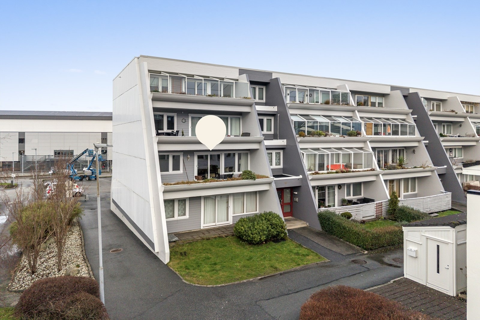 Leiligheten har en fin beliggenhet på enden, i byggets 2. etasje. Galleribilde