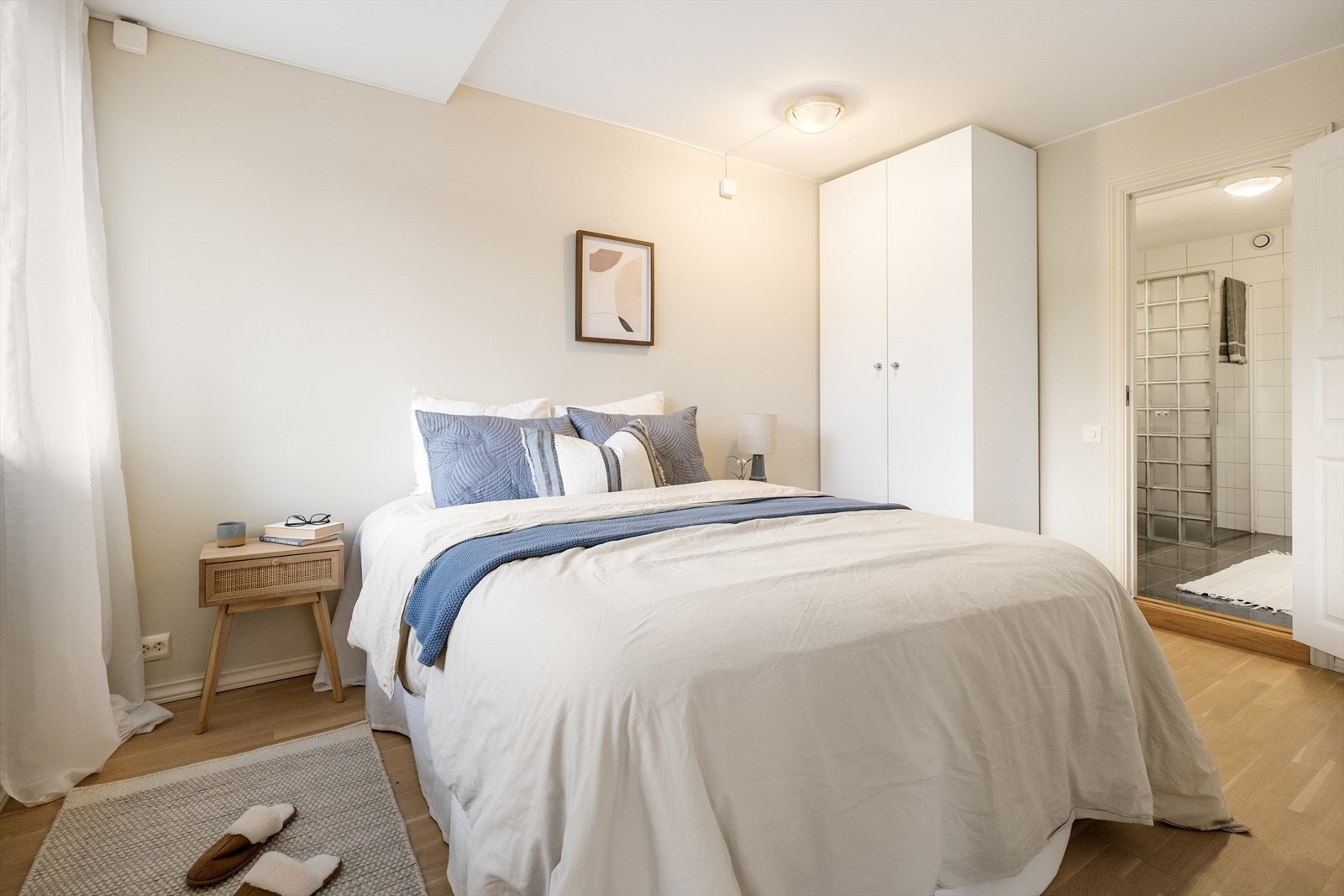 Det ene soverommet har direkte tilkomst til bad. Galleribilde