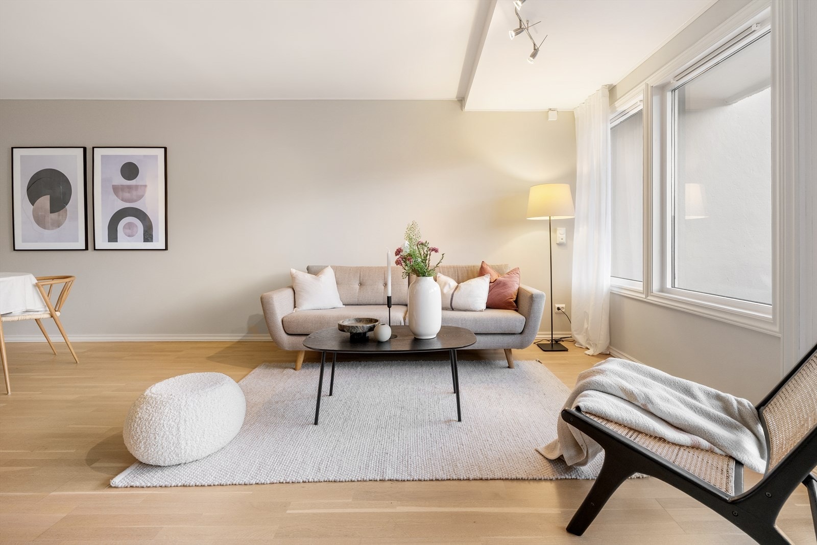 Slette vegger og listfri overgang fra vegg til tak. Veggene er malt i 2025 i en delikat beige tone. Galleribilde