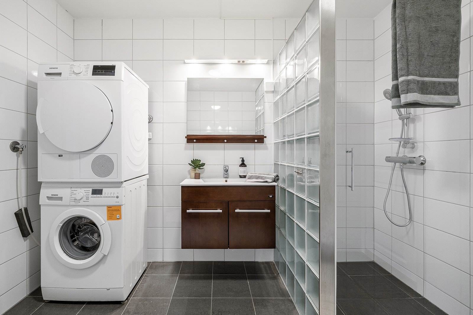 Vaskemaskin og tørketrommel medfølger. Galleribilde
