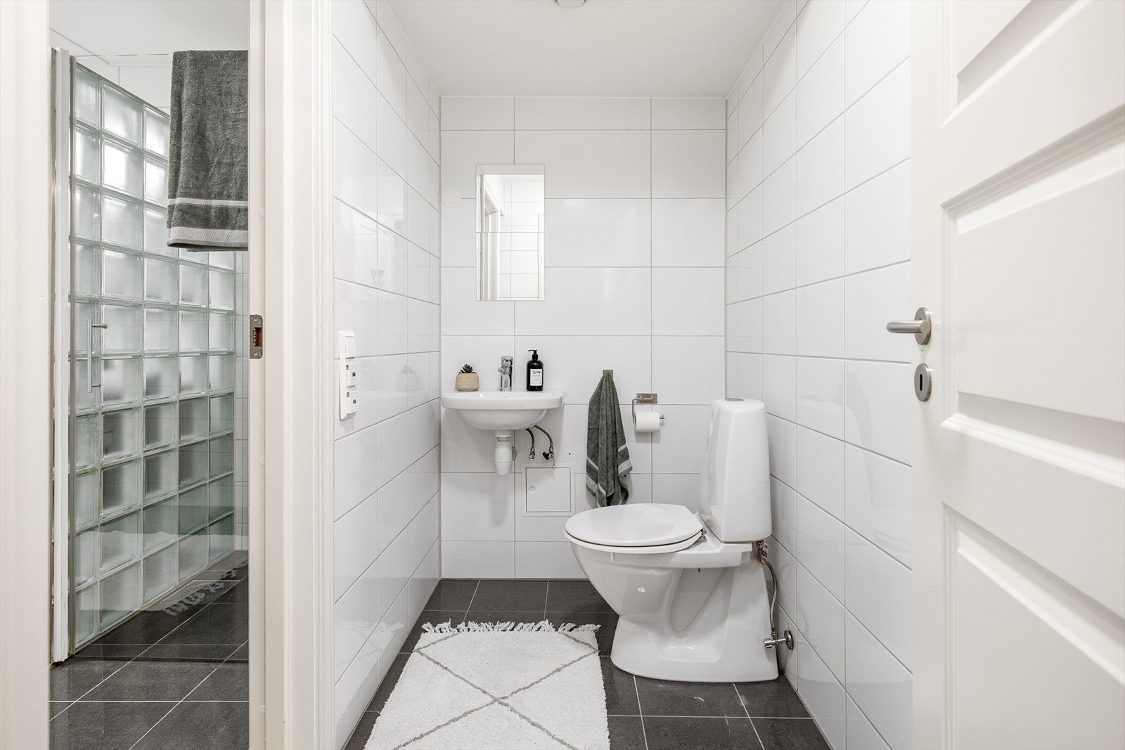 Toalettrom med fliser på gulv og vegger. Alle avløp i borettslaget ble renovert i 2022-2023. Galleribilde