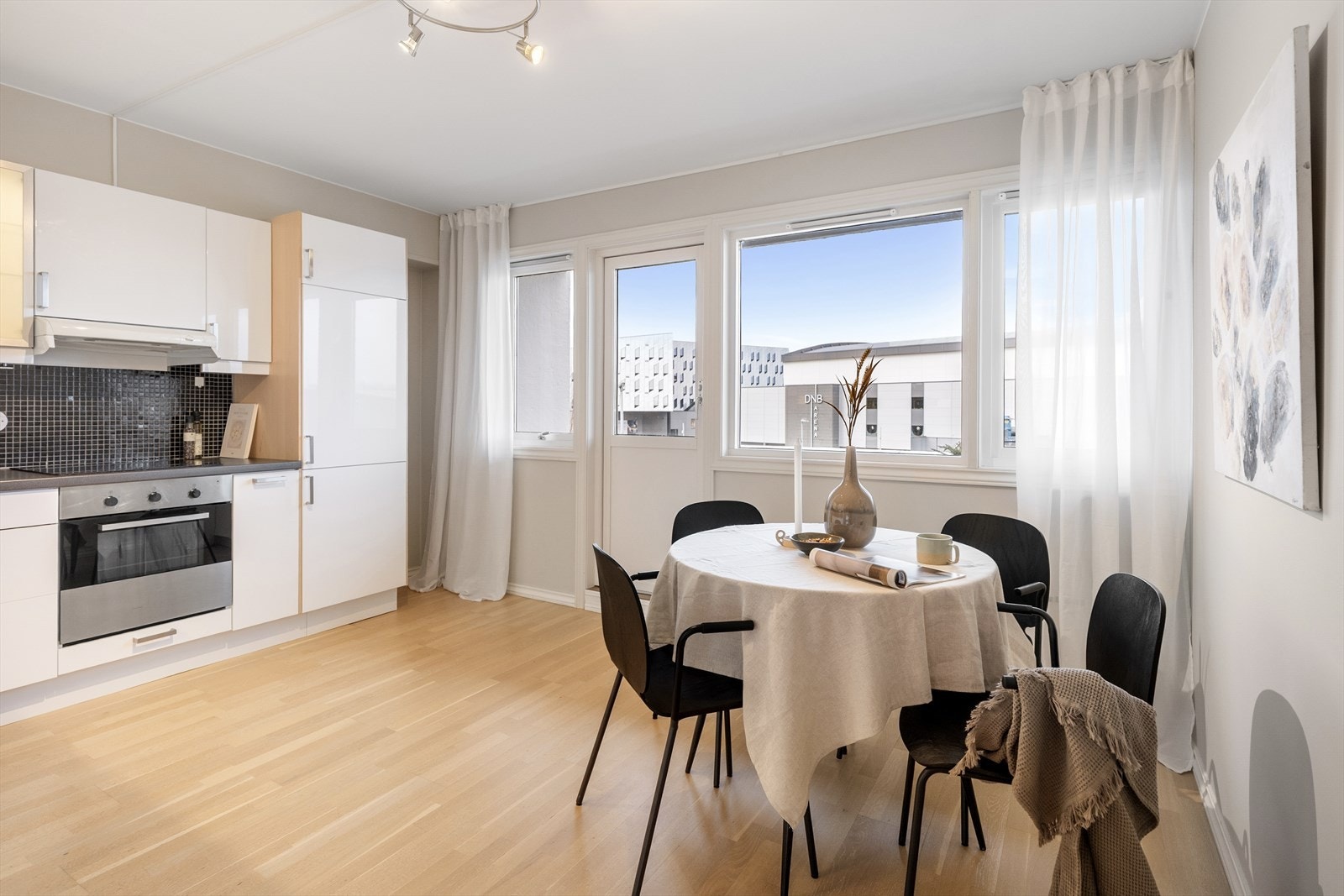 Fra kjøkkenet er det utgang til balkong nr. 2. Galleribilde