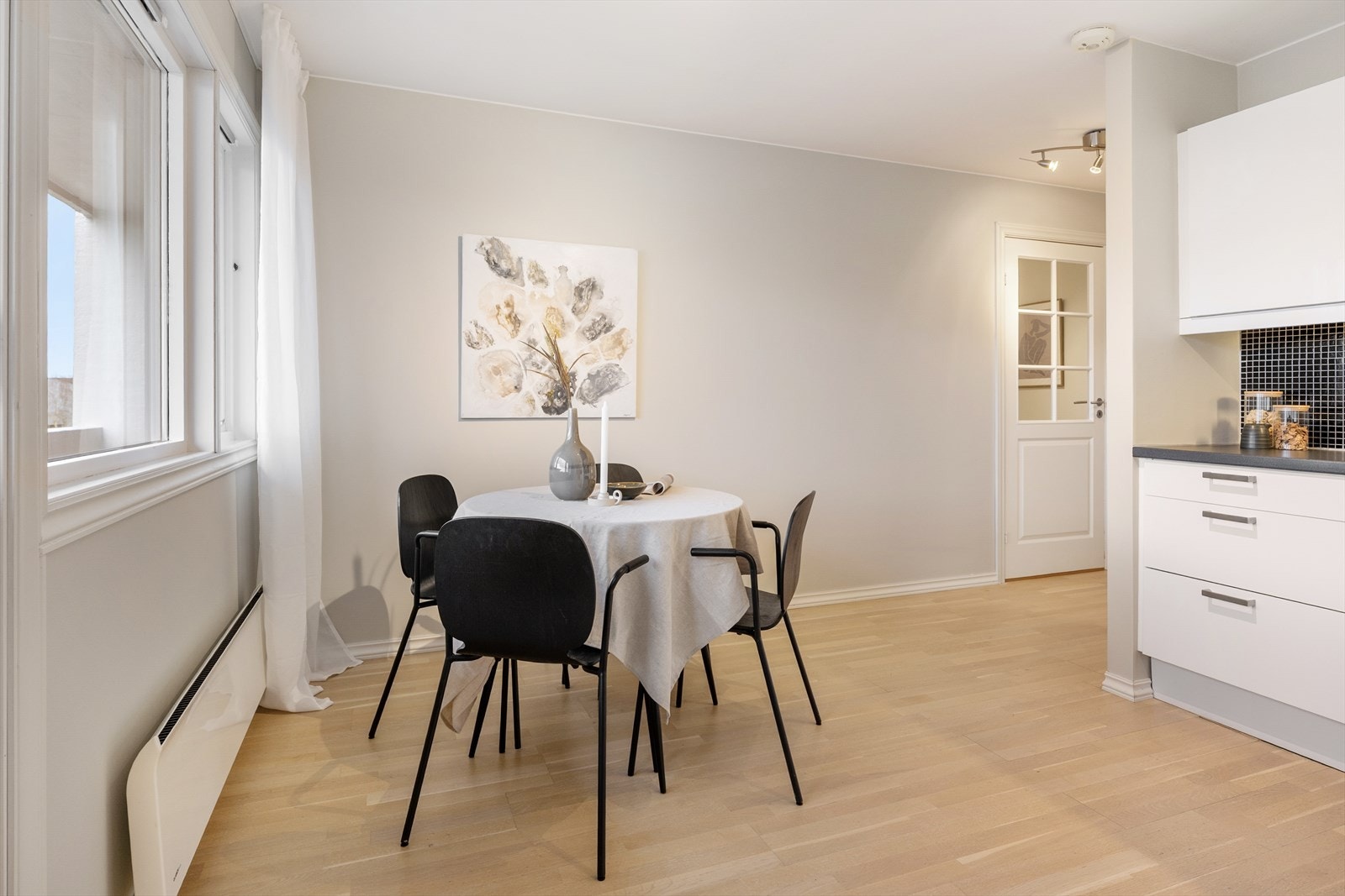 Kjøkkenet har integrerte hvitevarer som kjøleskap, oppvaskmaskin, platetopp og stekeovn. Galleribilde