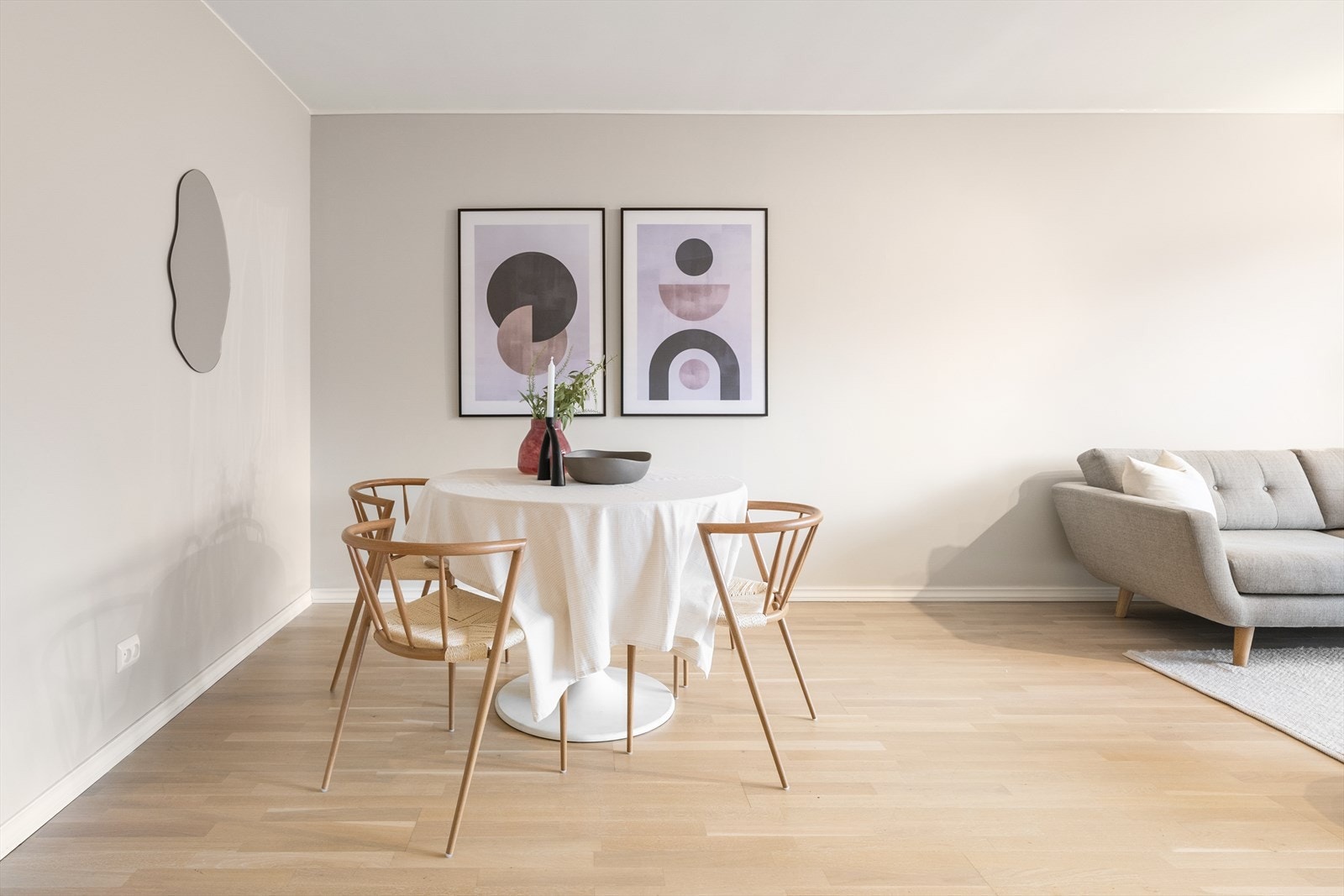 Det er eikeparkett på gulv, og gulvvarme i deler av stuen. Galleribilde