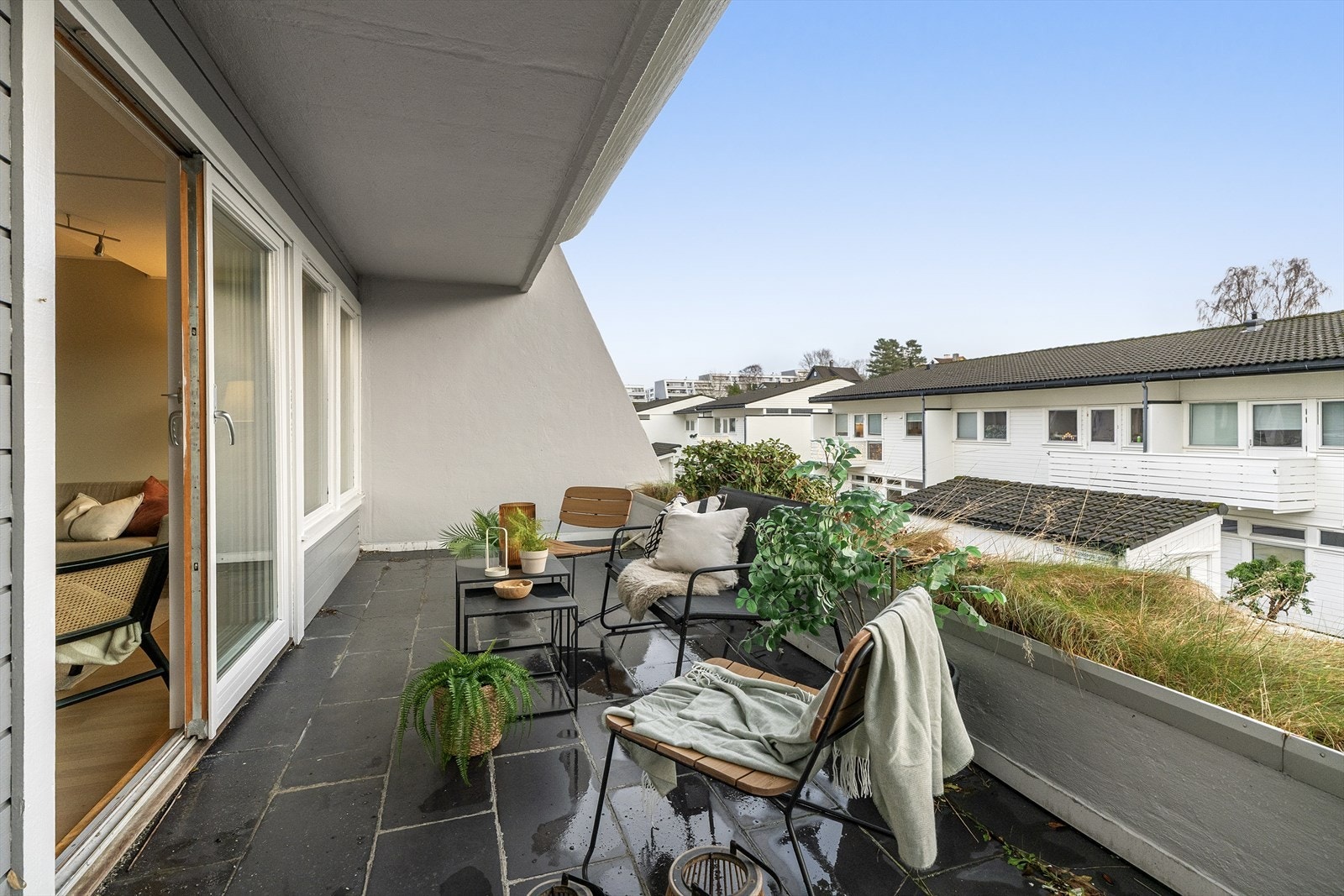 Som en forlengelse av stuedelen finner man en hyggelig og romslig balkong. Galleribilde