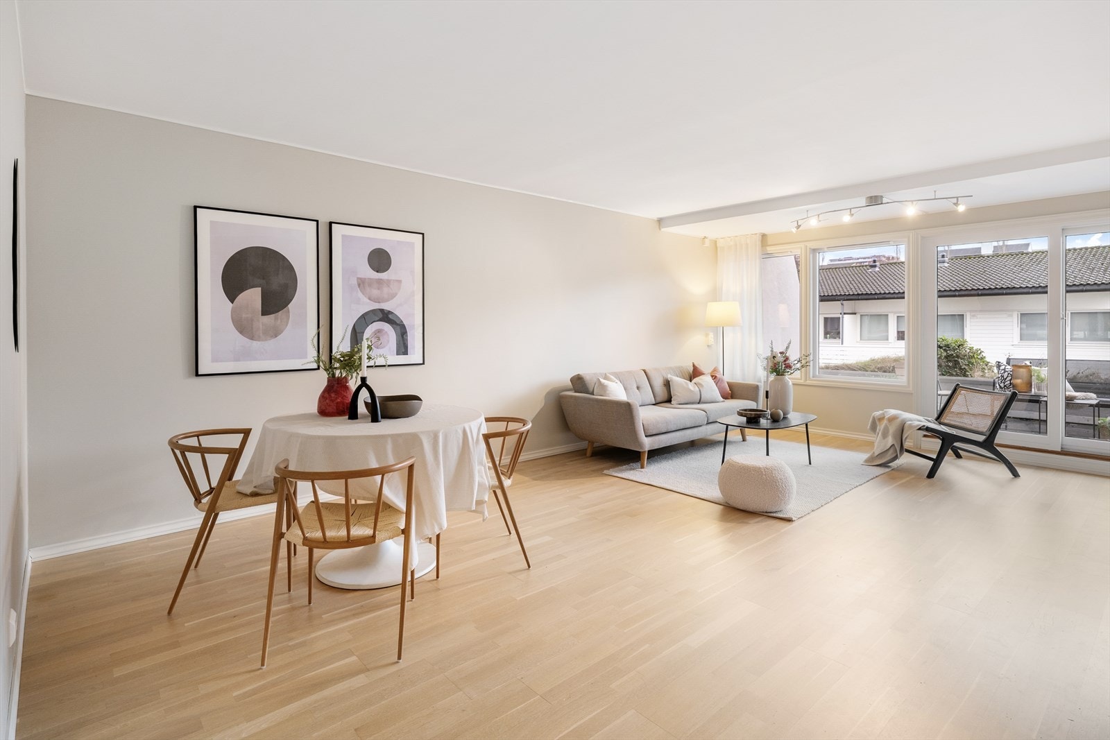 Stuen er av god størrelse og har plass til både sofagruppe og spiseplass. Galleribilde