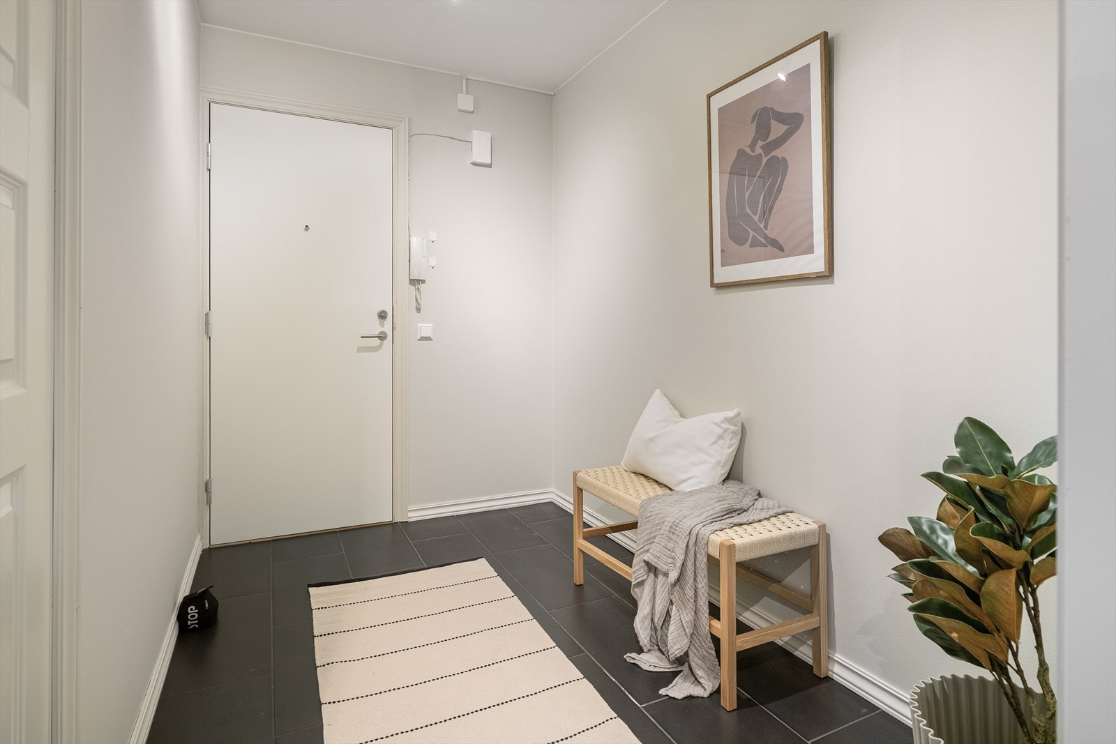 Entréen byr på god plass til oppbevaring og har plass til å henge fra seg yttertøy. Det er plass til å sette inn garderobe med full 60 cm dybde. Galleribilde