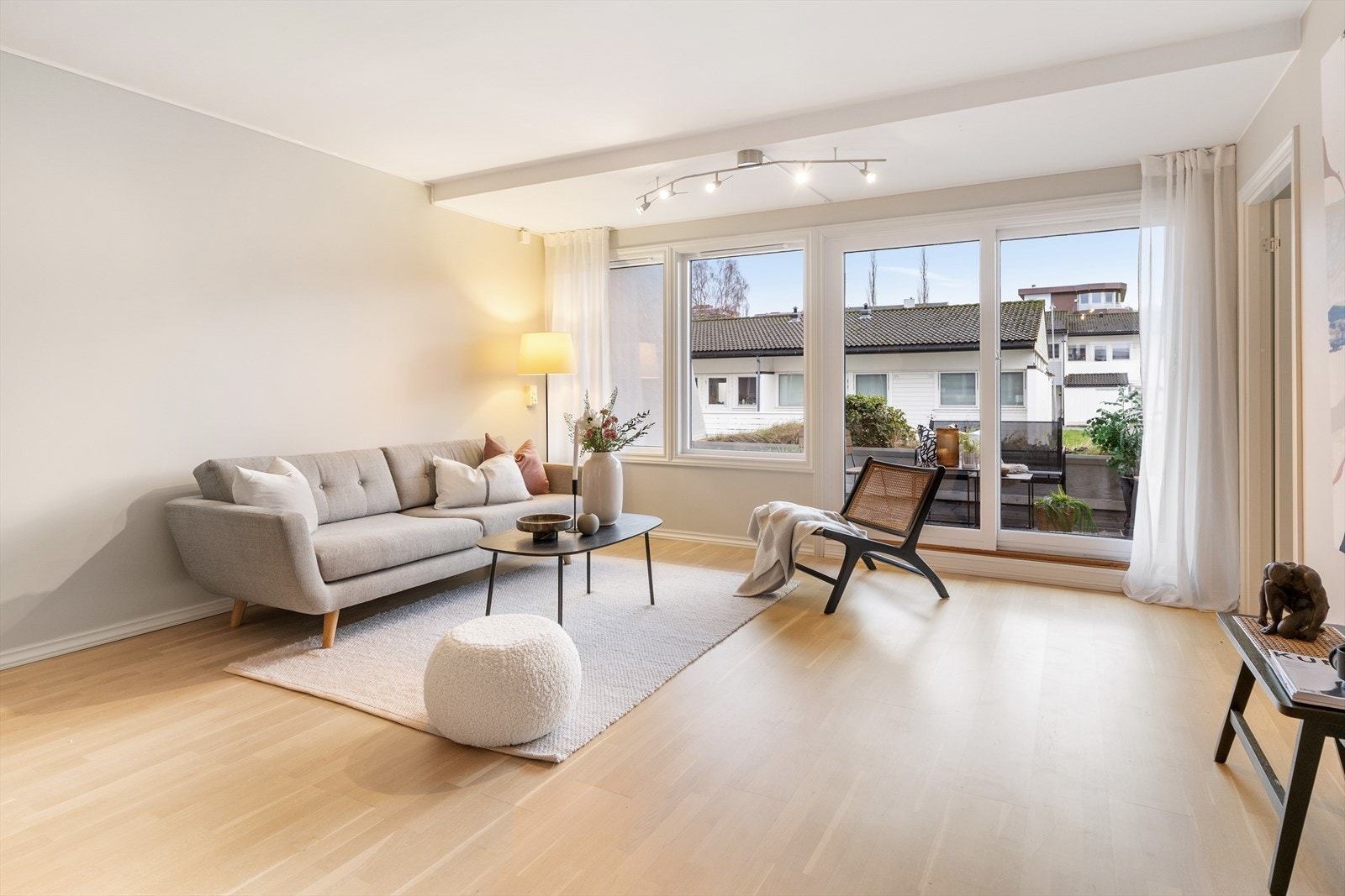 Stuen er gjennomgående og byr på store vindusflater mot sør/sørøst. Galleribilde