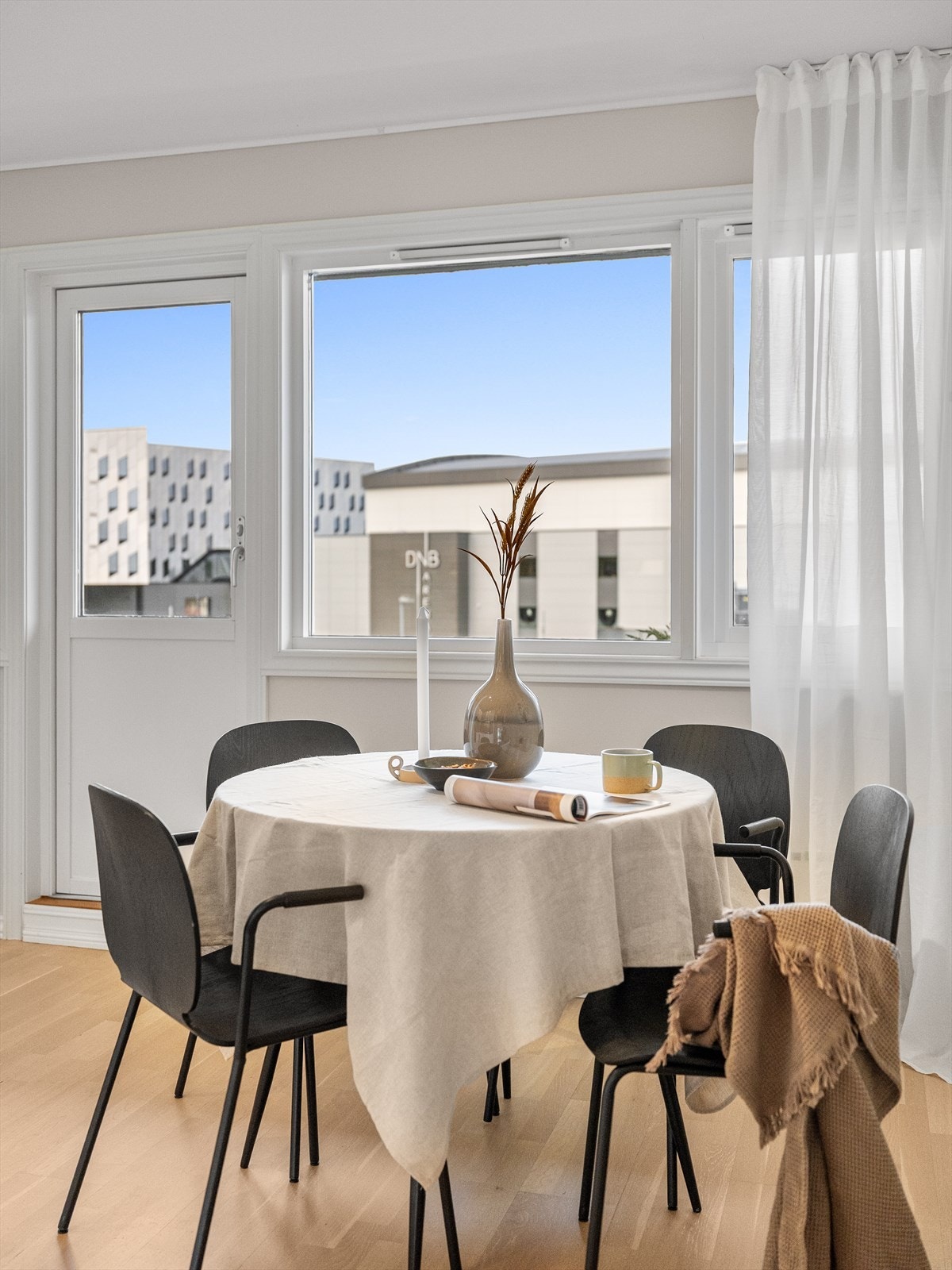 Også her er det plass til spisebord, perfekt for hverdagsmåltidene, eller bare en kopp kaffe. Galleribilde