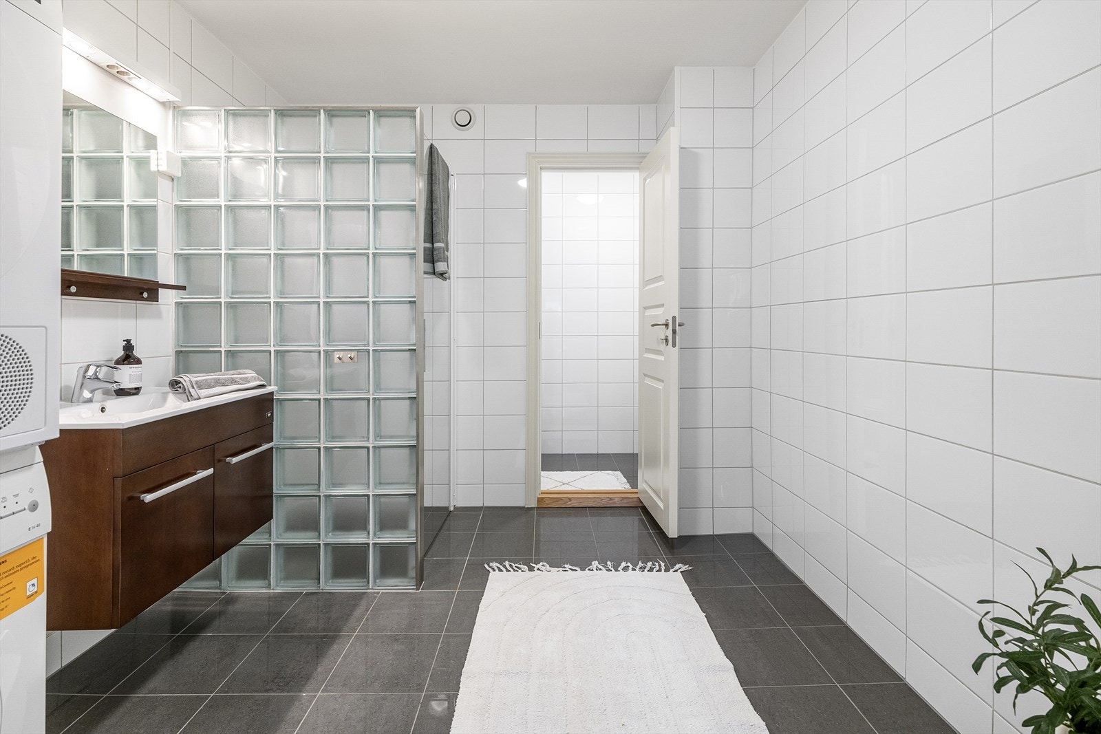 Badet er av eldre dato. I 2012 ble det etablert flislagte overflater over eksisterende vinylbelegg. Det er varme i gulvet. Galleribilde