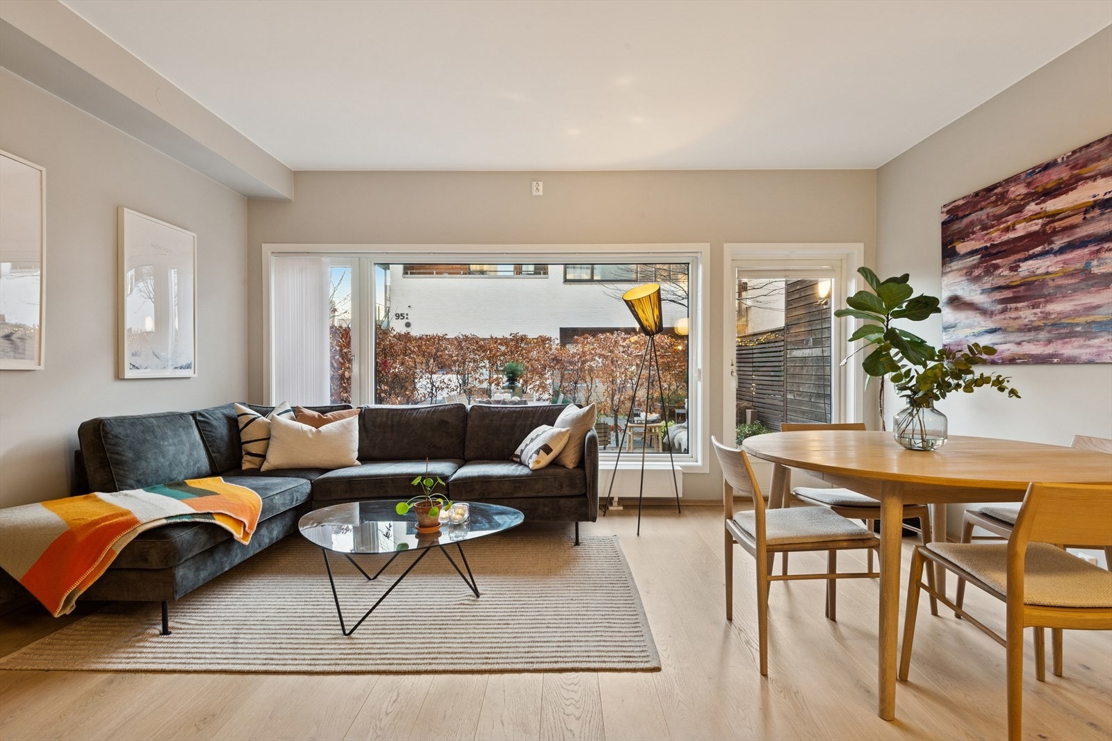 Leiligheten er gjennomgående lys med store panoramavinduer. Galleribilde