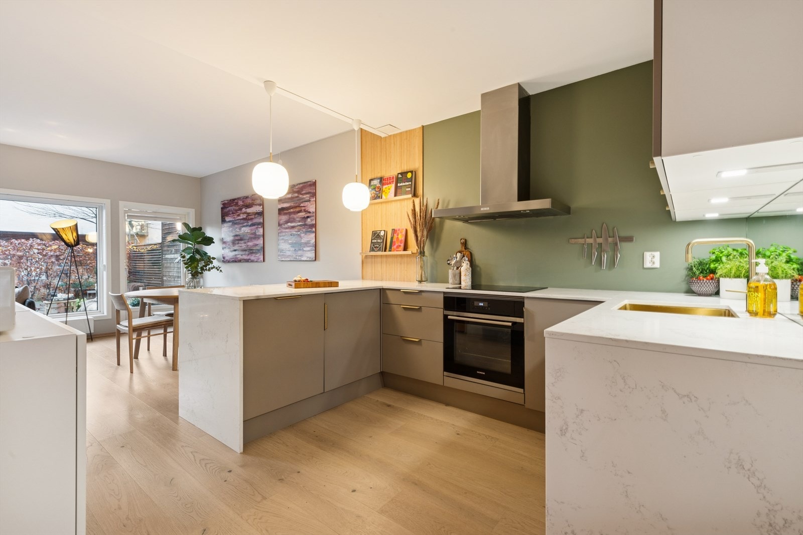 Stue og kjøkken ligger i åpen løsning og gir et godt inntrykk av leiligheten. Galleribilde