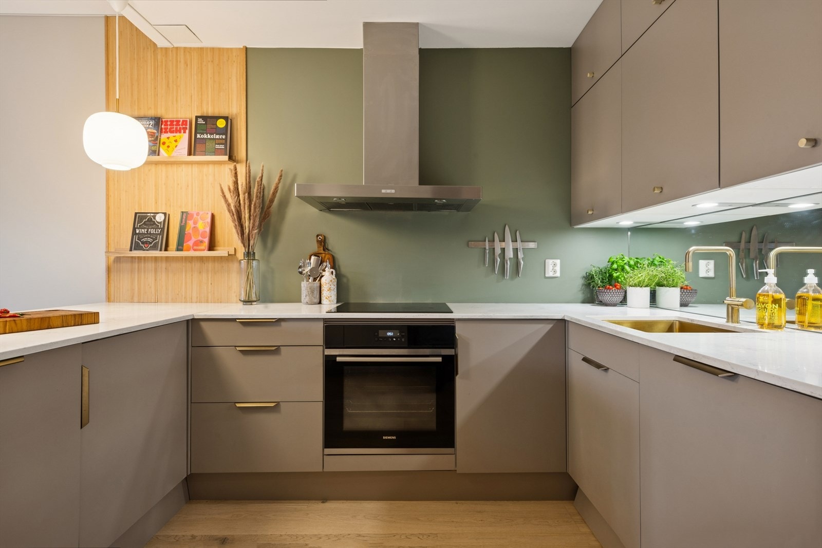 Her kommer virkelig leilighetens kvaliteter frem med delikat kjøkken fra 2021. Innredningen har glatte fronter og benkeplate i kompositt. Galleribilde