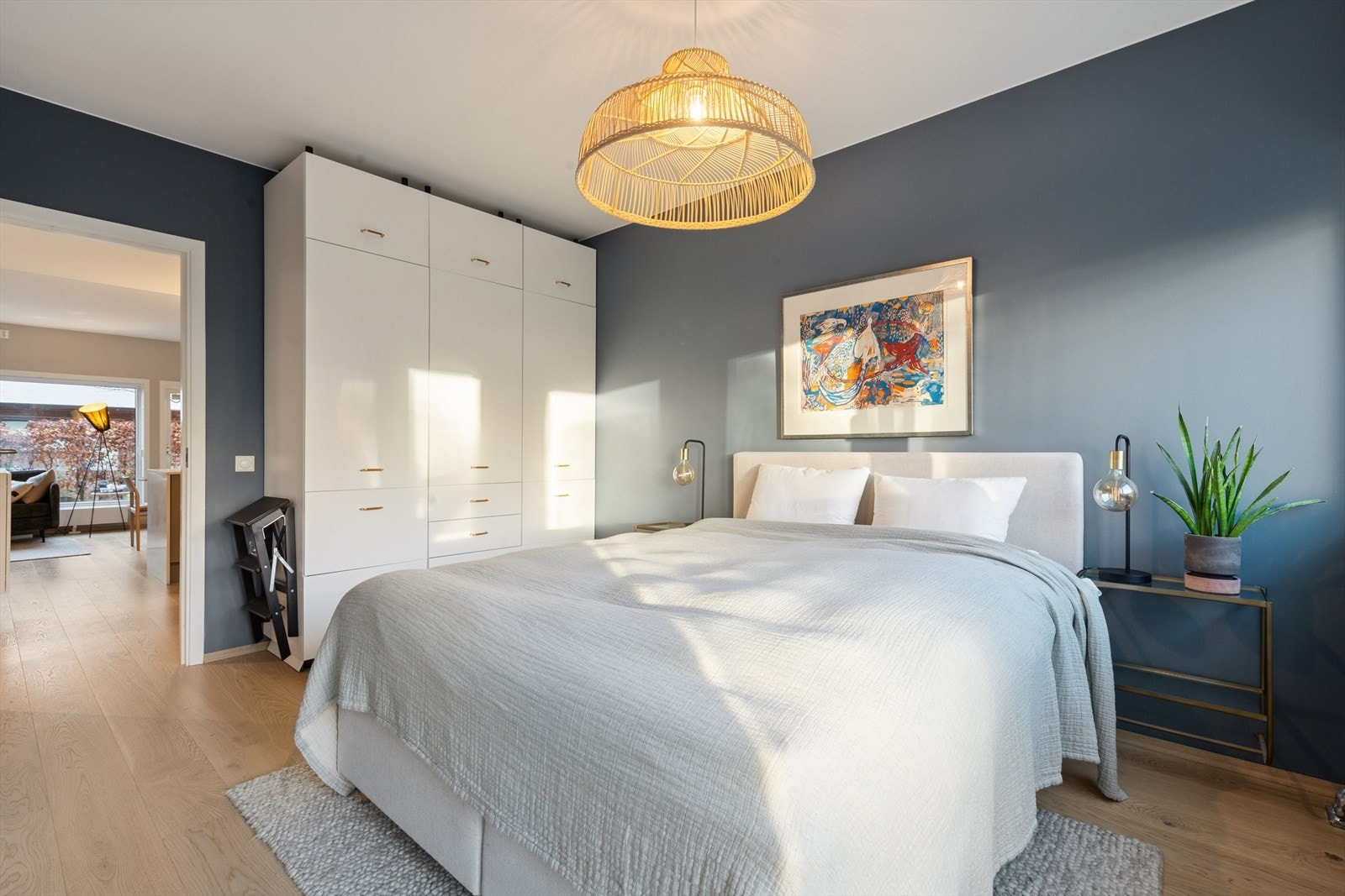 Det er god plass til dobbeltseng med tilhørende møblement, samt meget gode oppbevaringsmuligheter i store garderobeskap. Galleribilde