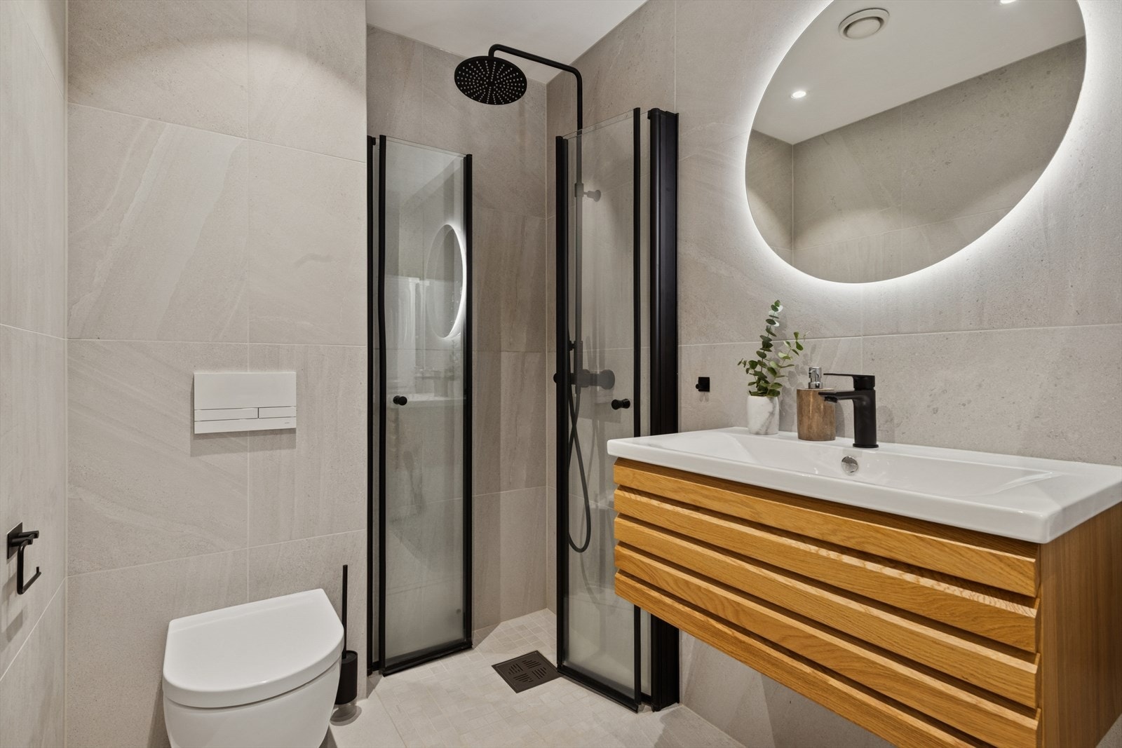 Innbydende bad som ble oppgradert med "flis på flis" av faglært firma i 2023. Galleribilde