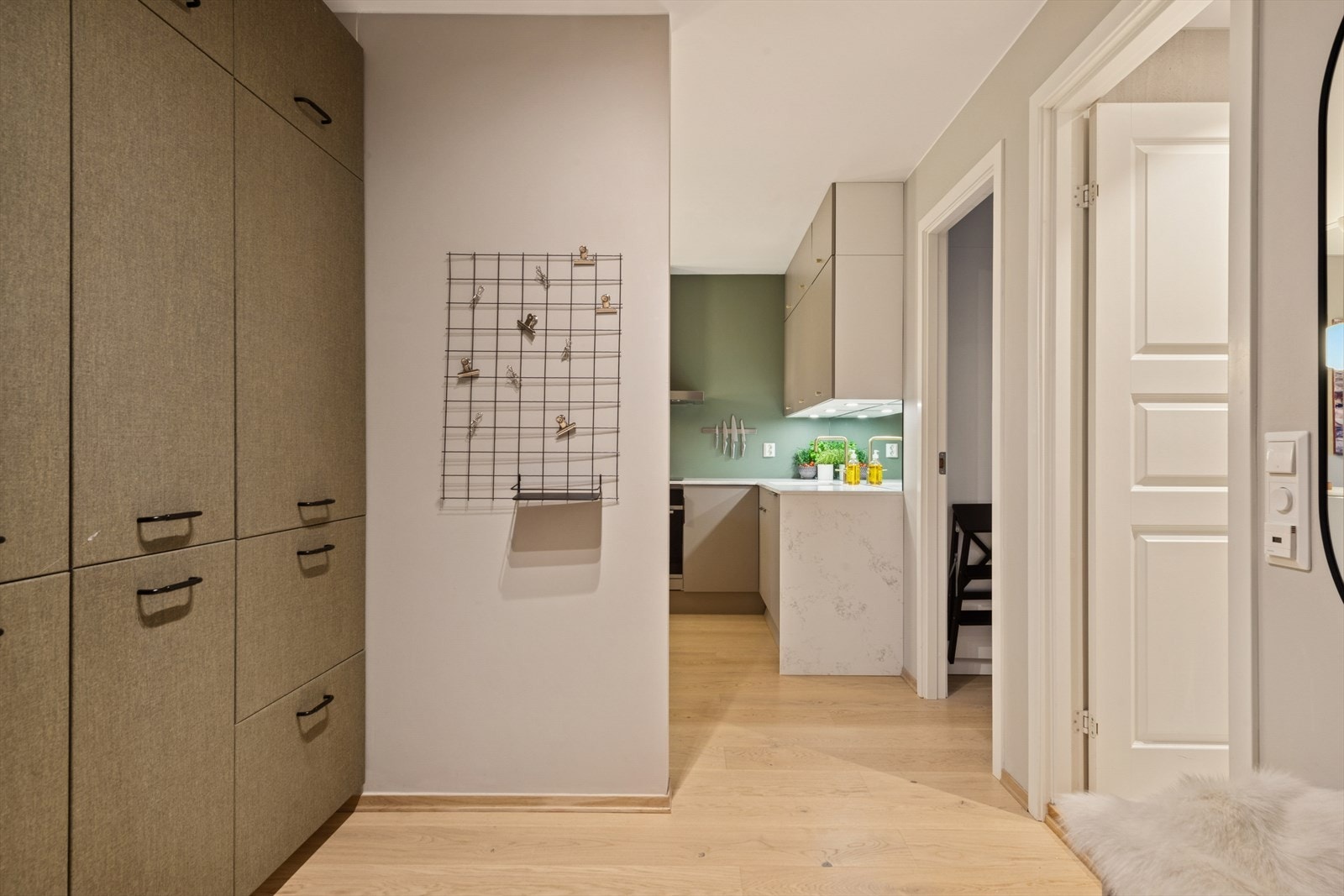 Leiligheten har enkel adkomst med eget inngangsparti. Entreen er lys og representativ, med lyse vegger og lekkert parkettgulv. Romslig, garderobeskap, samt plass for knaggrekke gir god plass til oppbevaring av yttertøy, sko m.m. Galleribilde