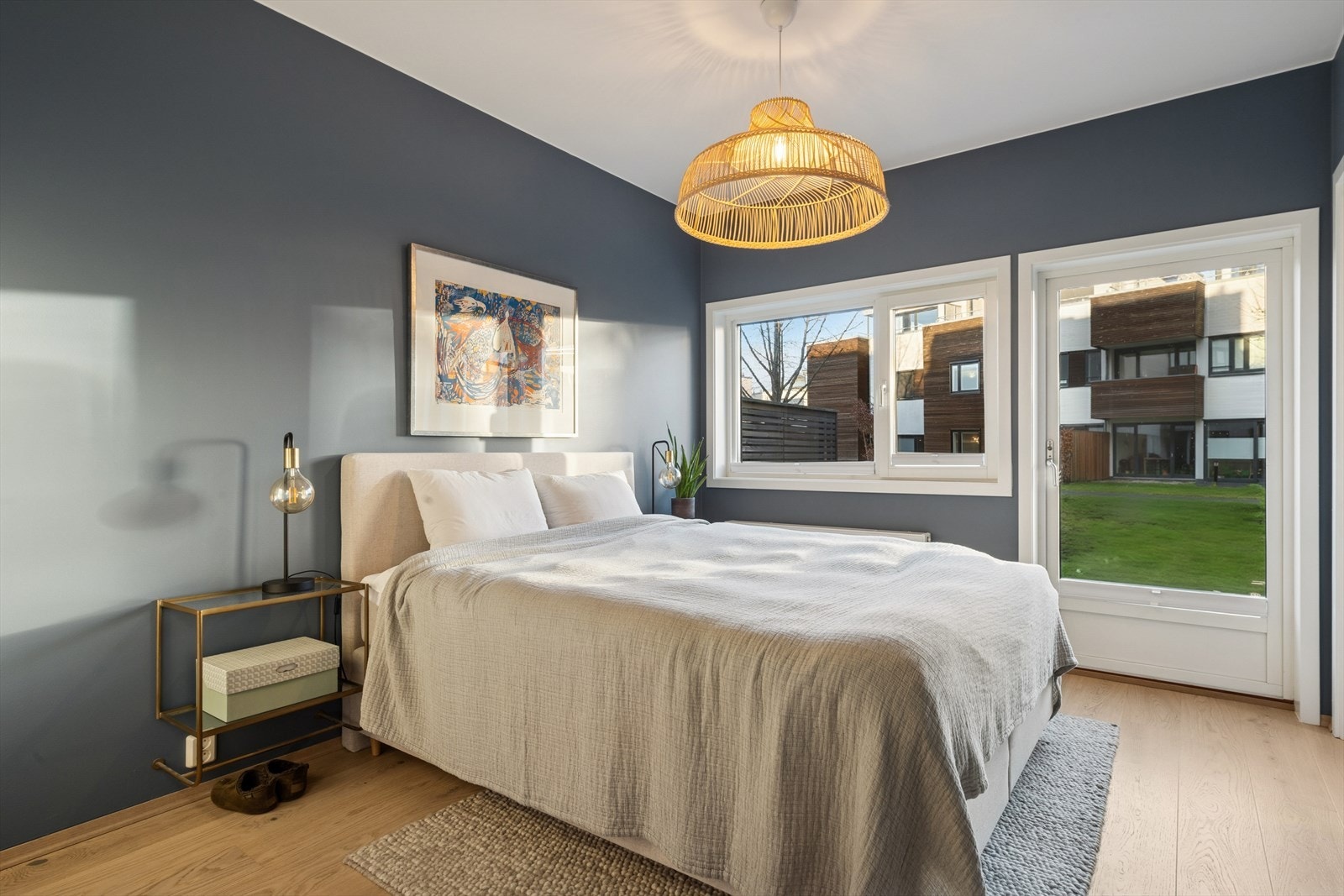 Soverommet er av god størrelse og er innredet med parkettgulv og en delikat farge på veggene. Galleribilde