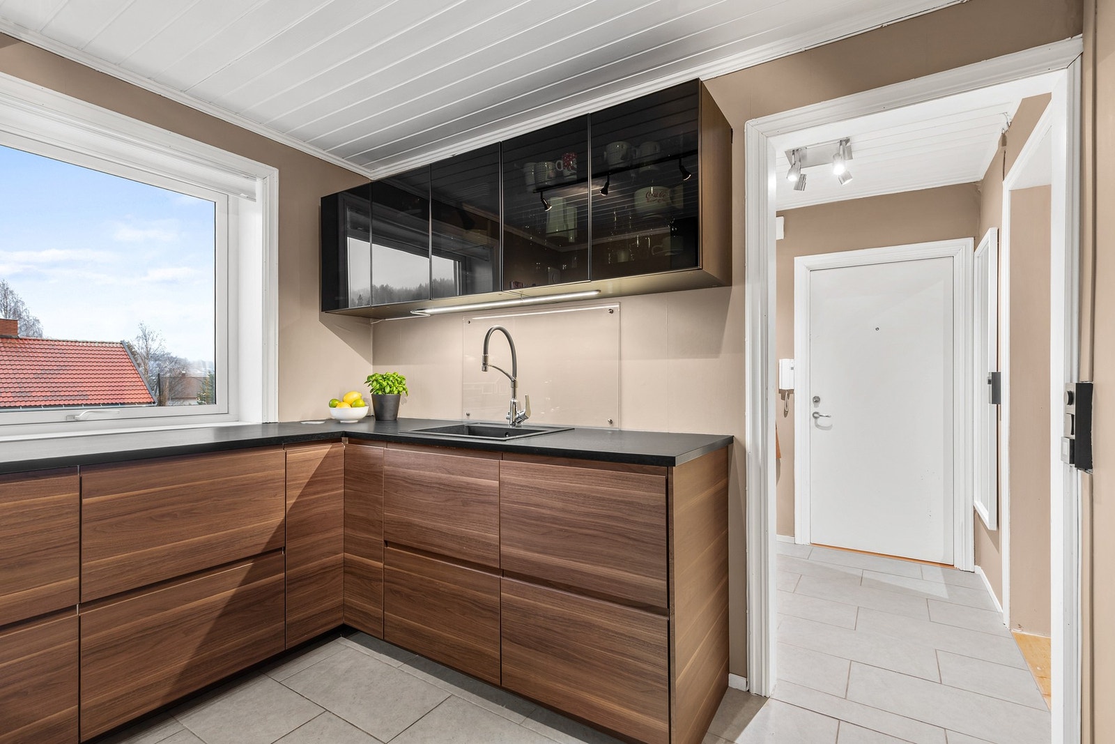 Godt med skap- og benkeplass Galleribilde