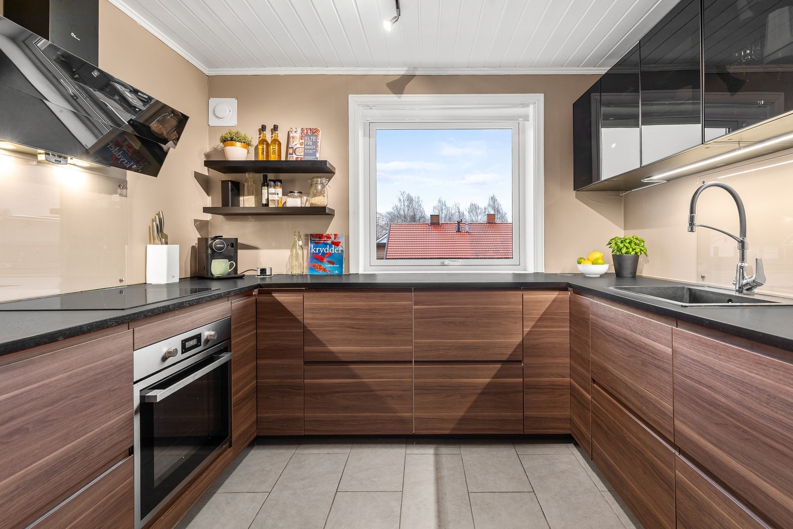 Moderne kjøkkeninnredning med glatte fronter og laminat benkeplate Galleribilde