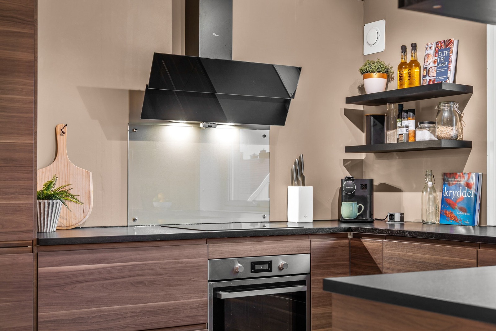 Videre er det montert fritthengende kjøkkenventilator i stål med rør til yttervegg Galleribilde