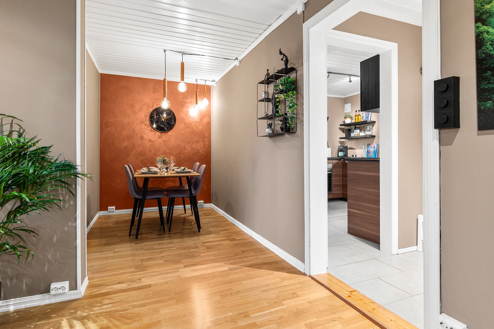 Spisebordet er strategisk plassert i forbindelse med kjøkkenet Galleribilde