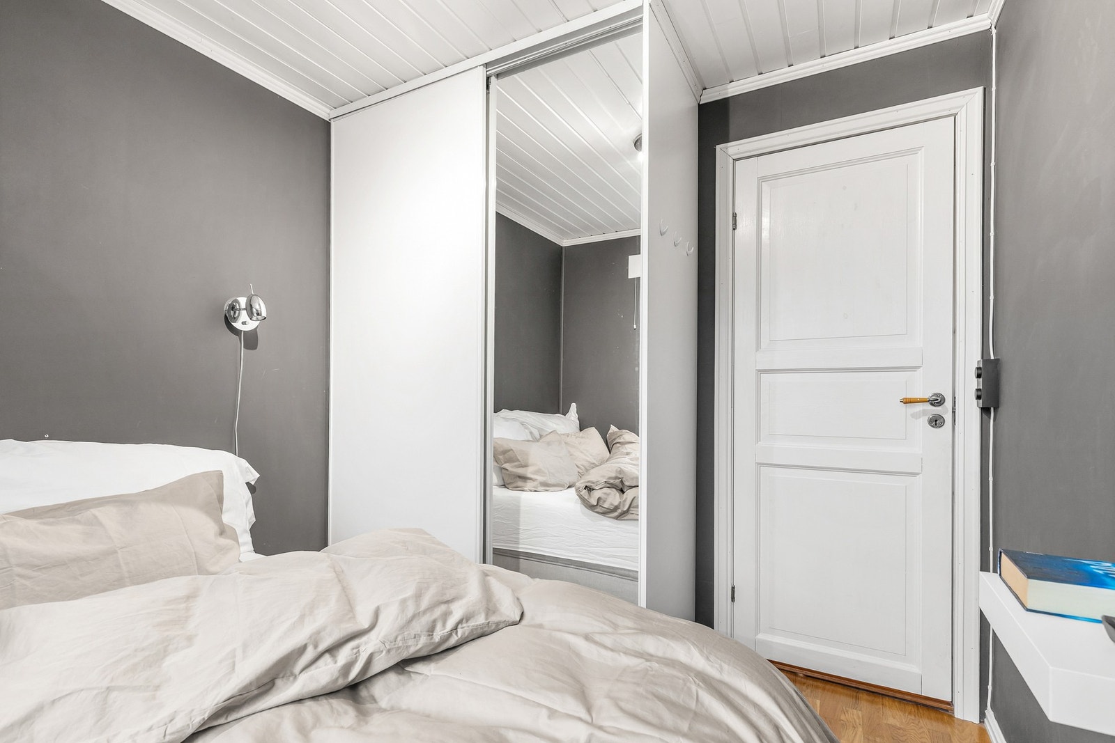 Rommet har plass til dobbeltseng, samt skyvedørsgarderobe Galleribilde