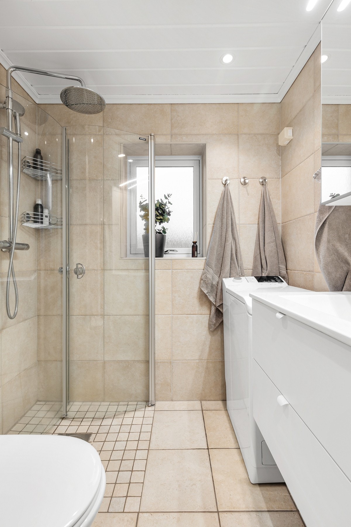 Helfliset bad med malt panel i himling og gulvvarme Galleribilde