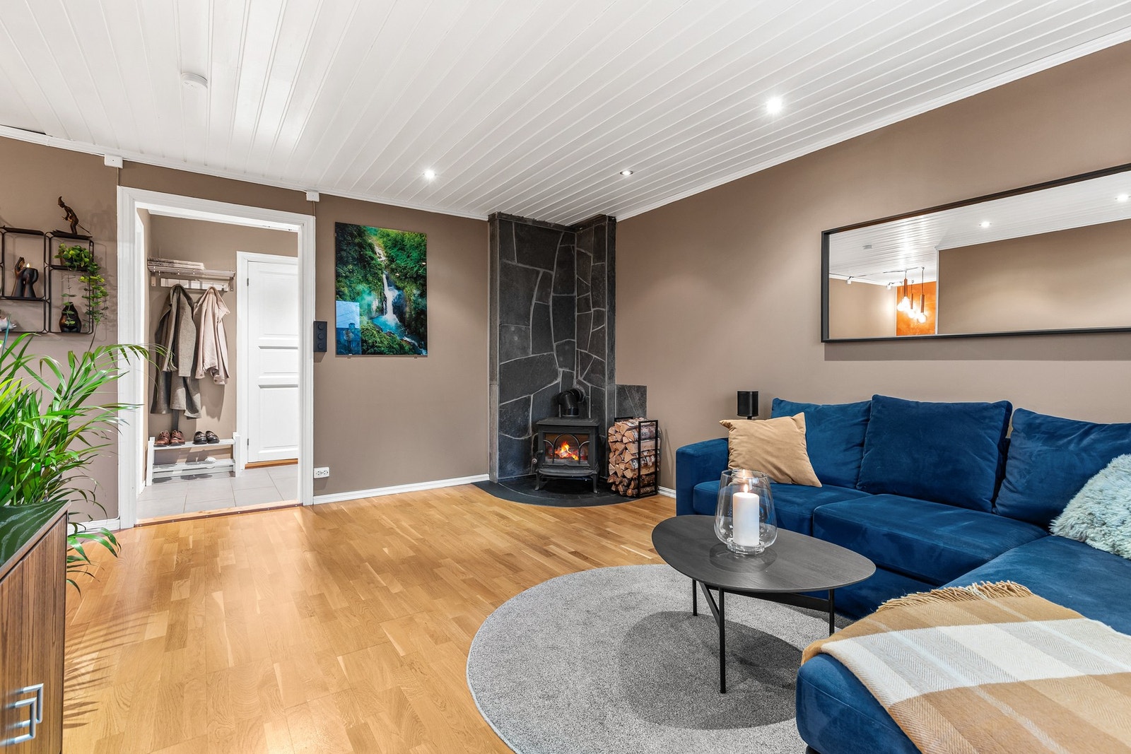 Rommet er L-formet og har fin plass til sofagruppe, tv-møblement og spisebord Galleribilde