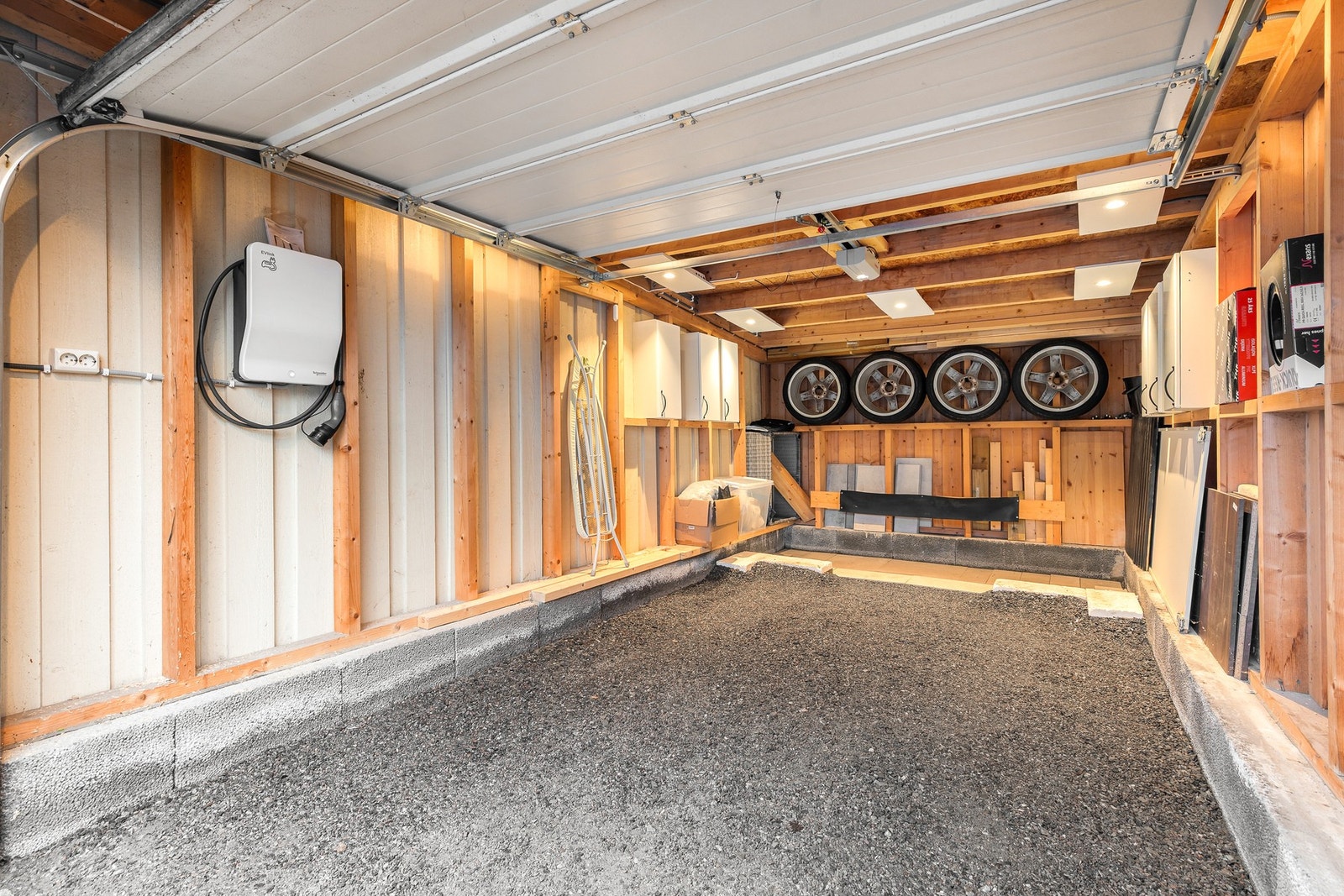 Garasjen er av god størrelse Galleribilde
